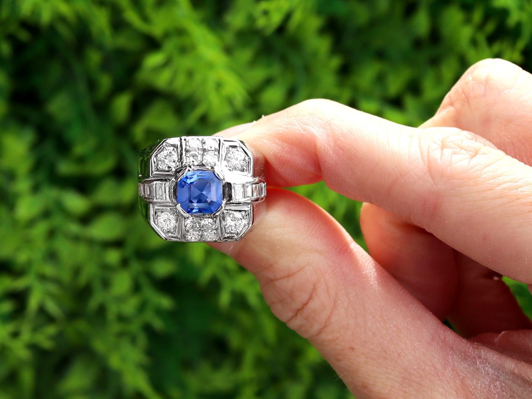 Superbe, belle et impressionnante bague de cocktail en platine de 1,30 carat de saphir et 0,90 carat de diamant, datant des années 1950, qui fait partie de notre collection diversifiée de bijoux Art Deco.

Cette magnifique bague en saphir Art déco,
