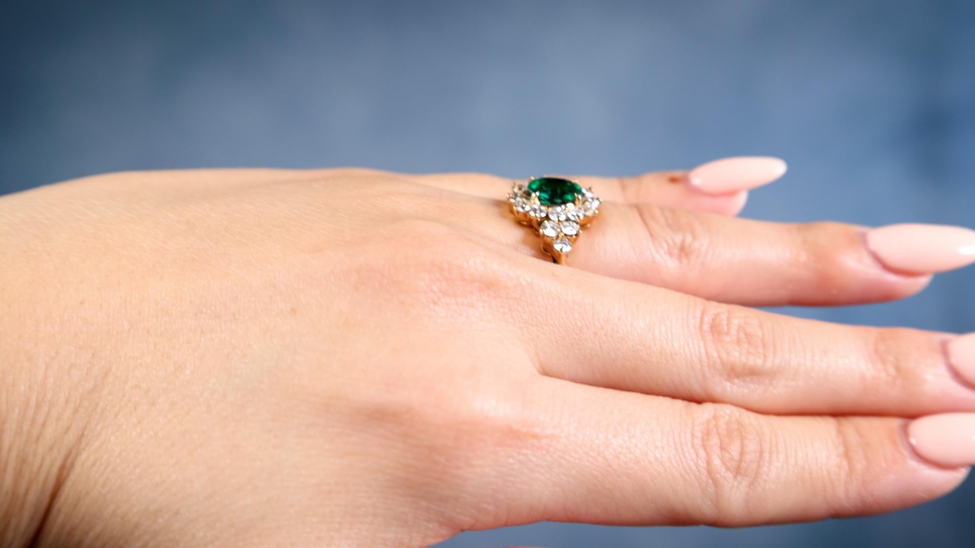Mixed Cut Vintage 1.31 Carat Emerald and Diamond 18k Yellow Gold Cluster Ring For Sale