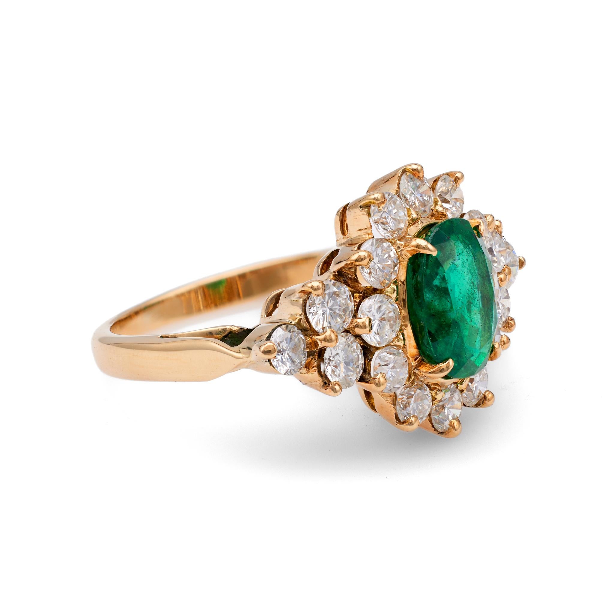 Vintage 1.31 Carat Emerald and Diamond 18k Yellow Gold Cluster Ring In Good Condition For Sale In Beverly Hills, CA