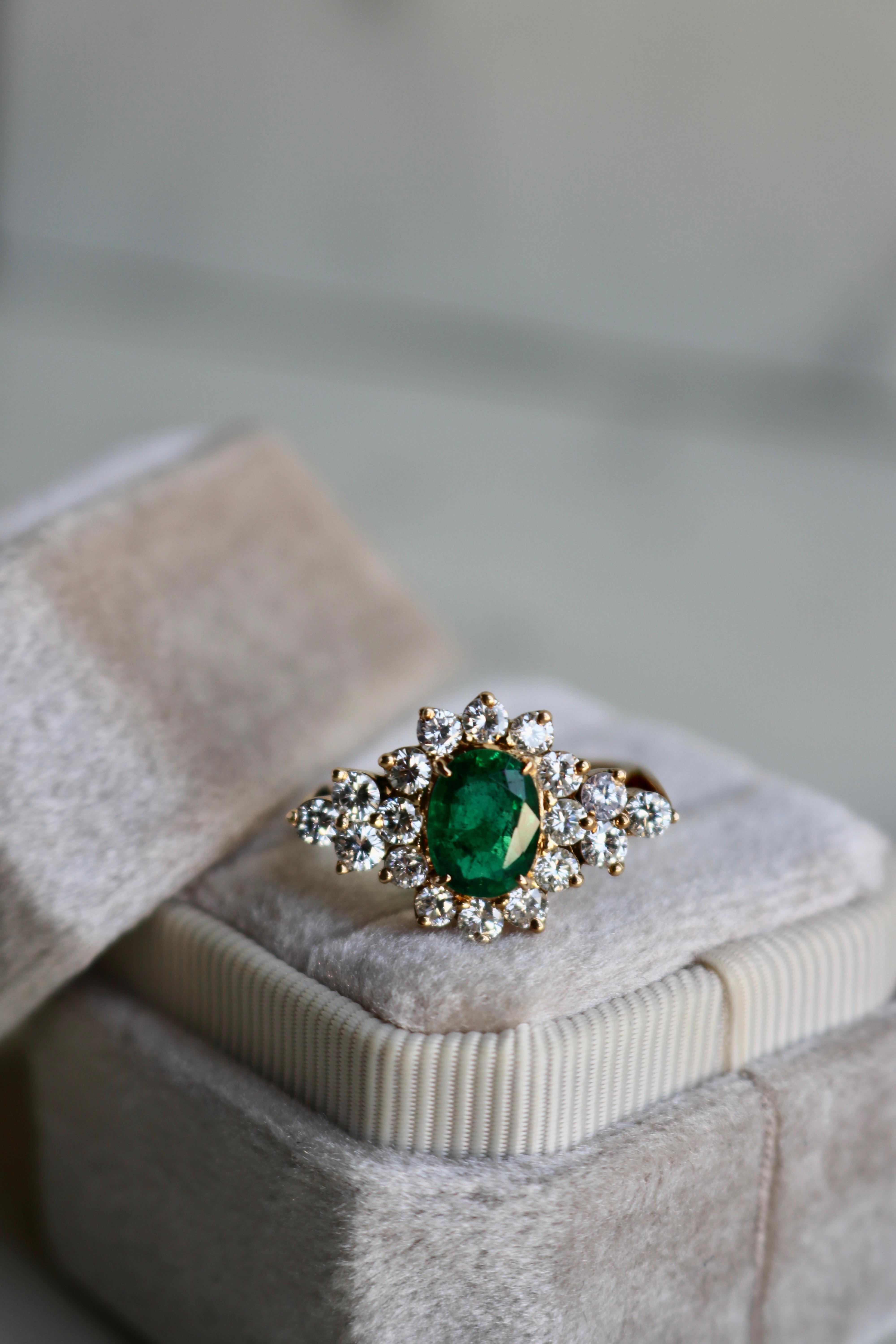 Women's or Men's Vintage 1.31 Carat Emerald and Diamond 18k Yellow Gold Cluster Ring For Sale