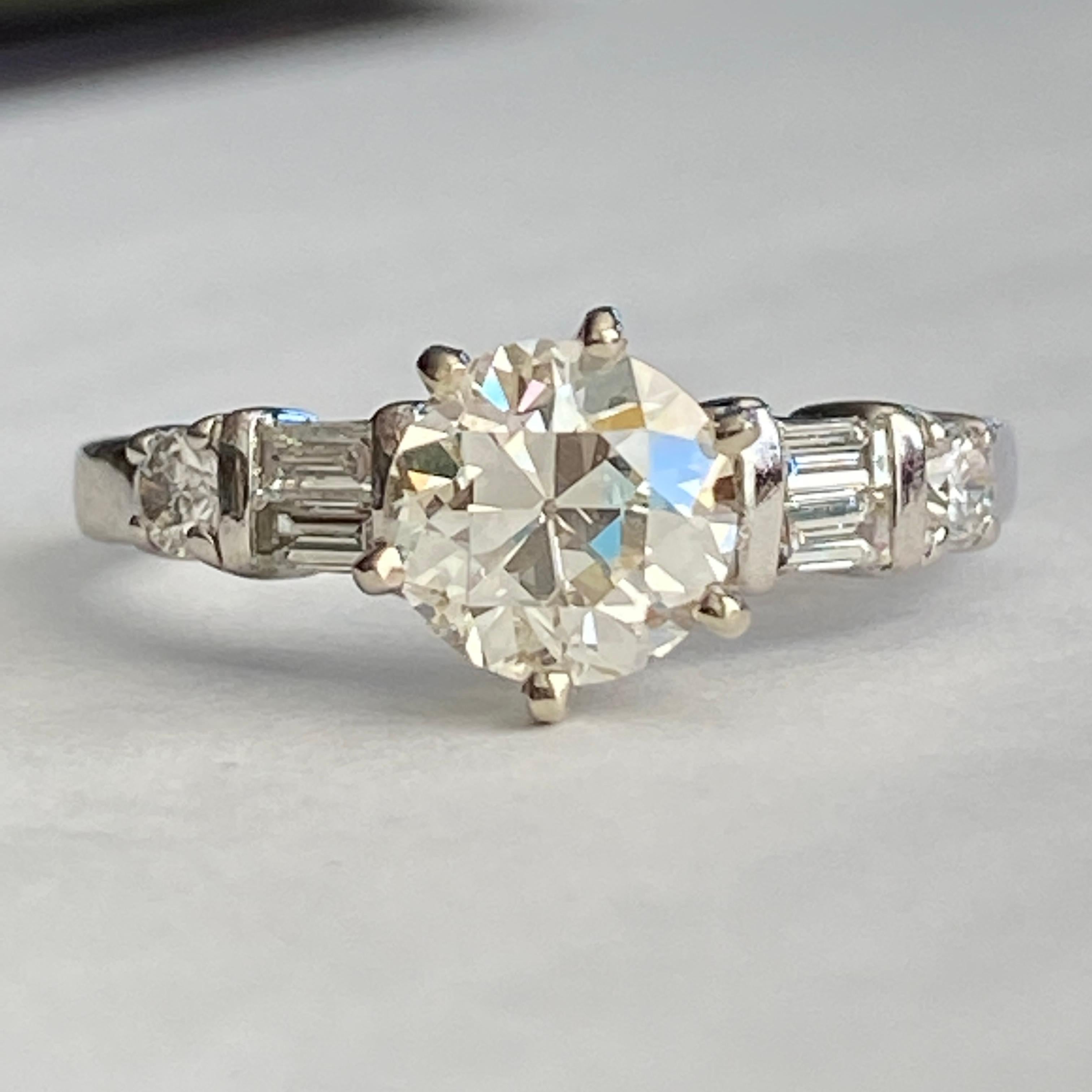 Detalles:
Precioso anillo clásico de diamantes en platino de mediados de siglo de 1940, talla europea antigua de 1,05 quilates. El peso total de todos los diamantes es de 1,31 quilates. Lleno de brillo y destello, este anillo sería un anillo de