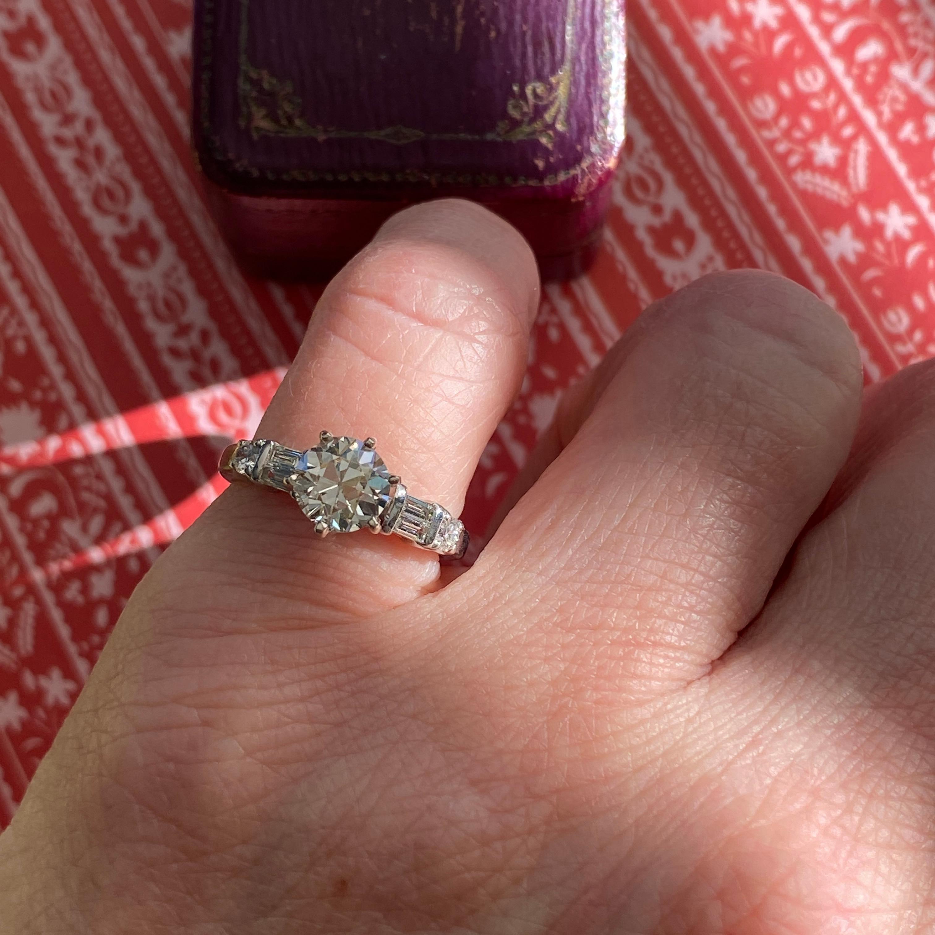Anillo de compromiso de platino con un diamante vintage de 1,31 TCW Moderno