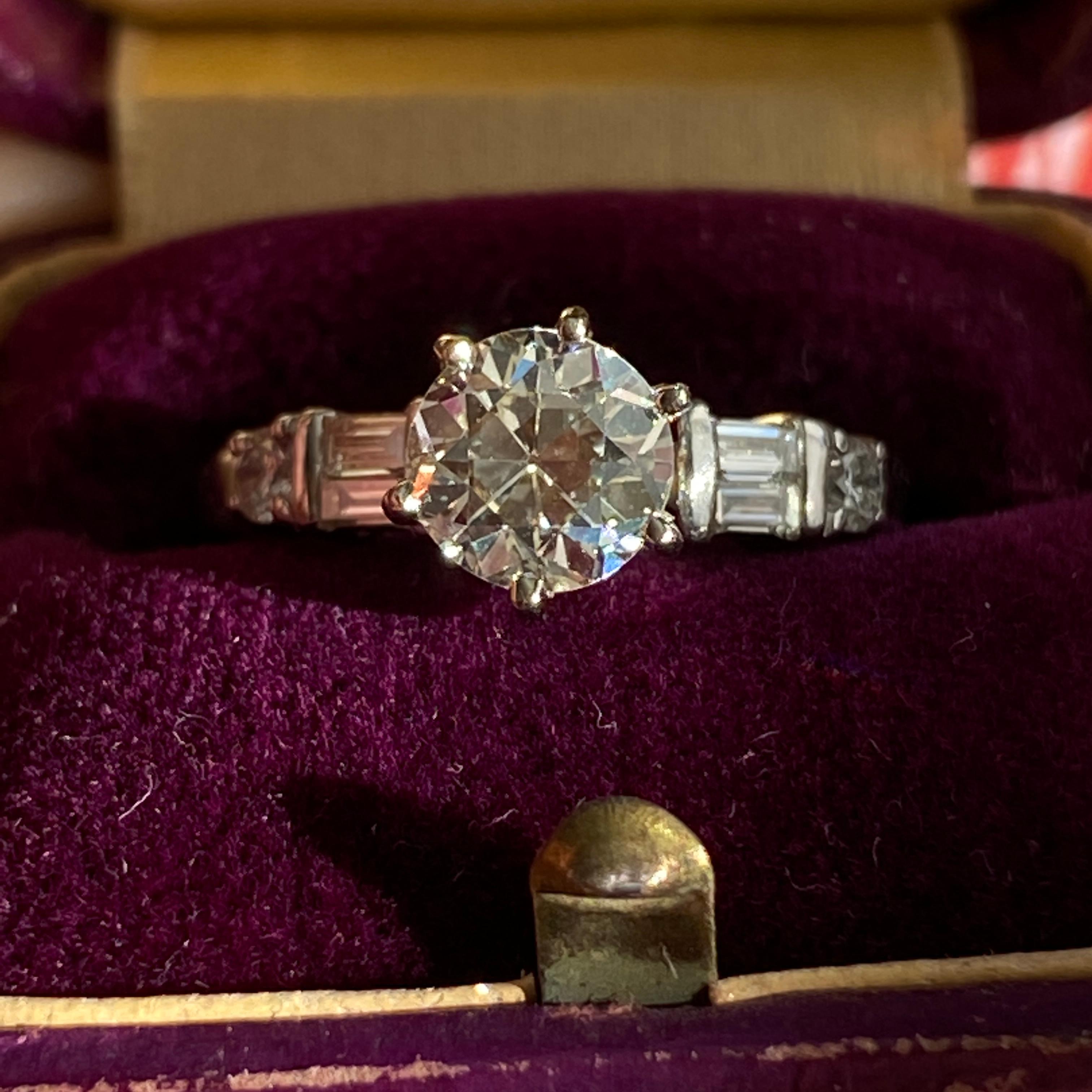 De las mujeres Anillo de compromiso de platino con un diamante vintage de 1,31 TCW