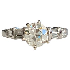 Anillo de compromiso de platino con un diamante vintage de 1,31 TCW