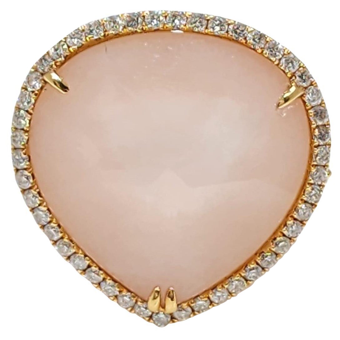 Questo anello unico e sorprendente presenta la bellezza naturale dell'opale rosa tagliata a fette e del cristallo di rocca chiaro, accentuata da 1,02 carati di scintillanti diamanti rotondi e 0,14 carati di diamanti taglio rosa. Le fette di Opale