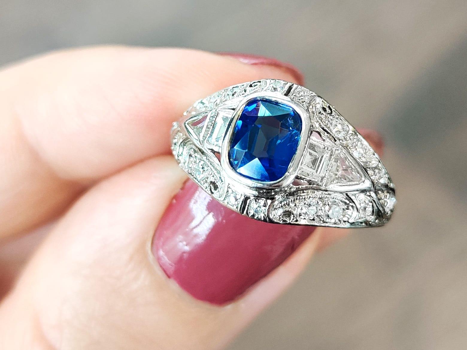 Taille coussin Bague vintage en platine avec saphir de 1,32 carat et diamants de 0,52 carat en vente