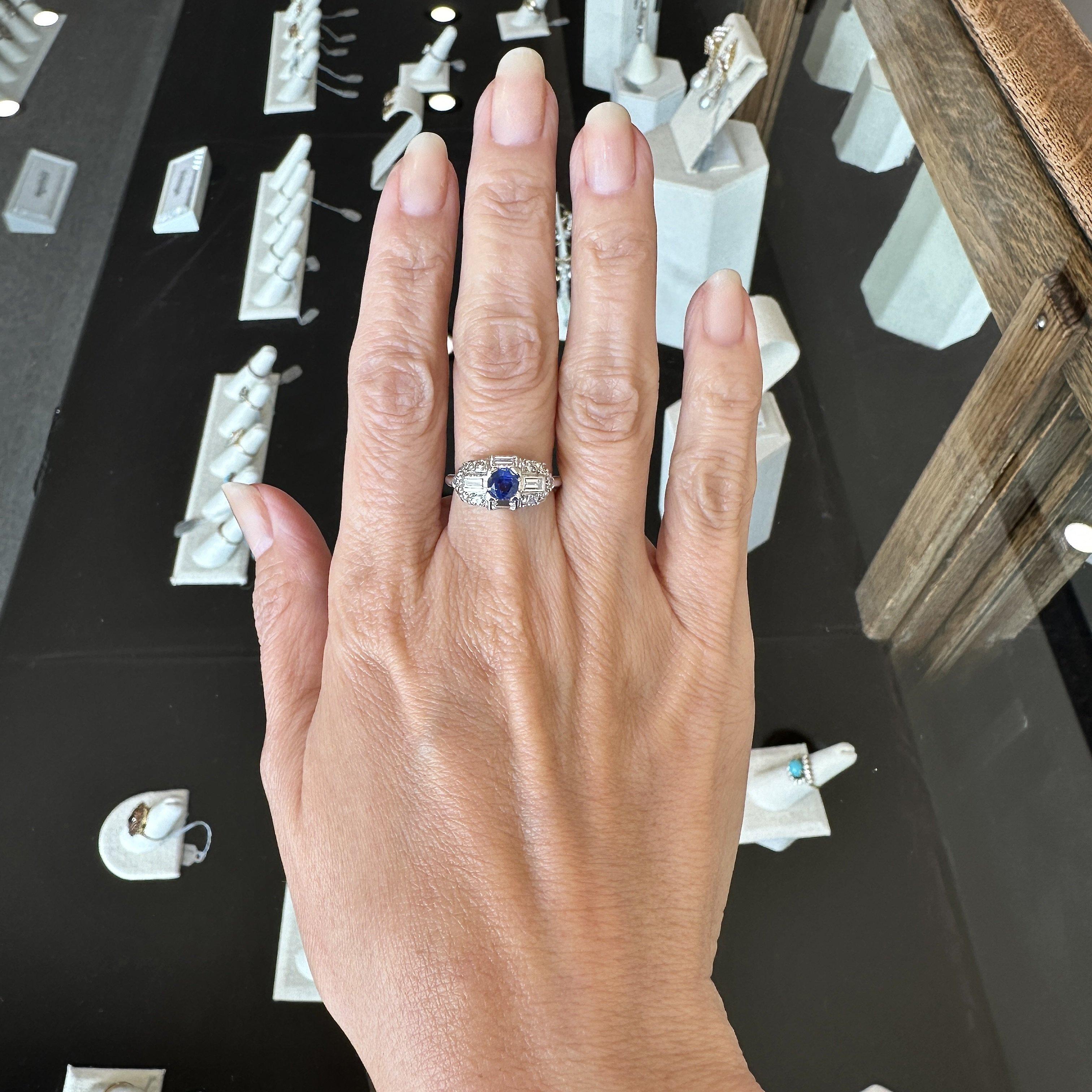 Art Déco Anello vintage in platino Art Deco con diamante e zaffiro da 1,32 carati in vendita