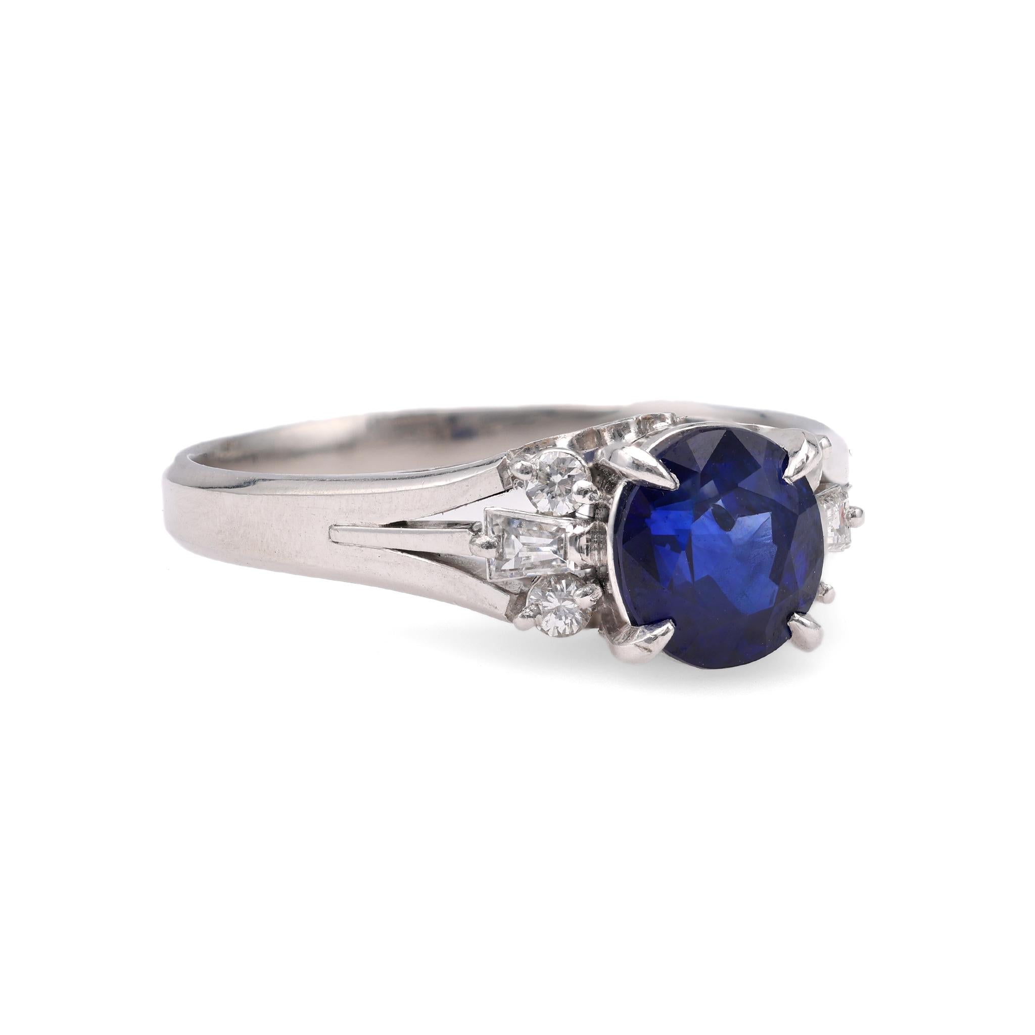 Vintage 1.33 Carat Sapphire Diamond Platinum Ring In Excellent Condition For Sale In Beverly Hills, CA
