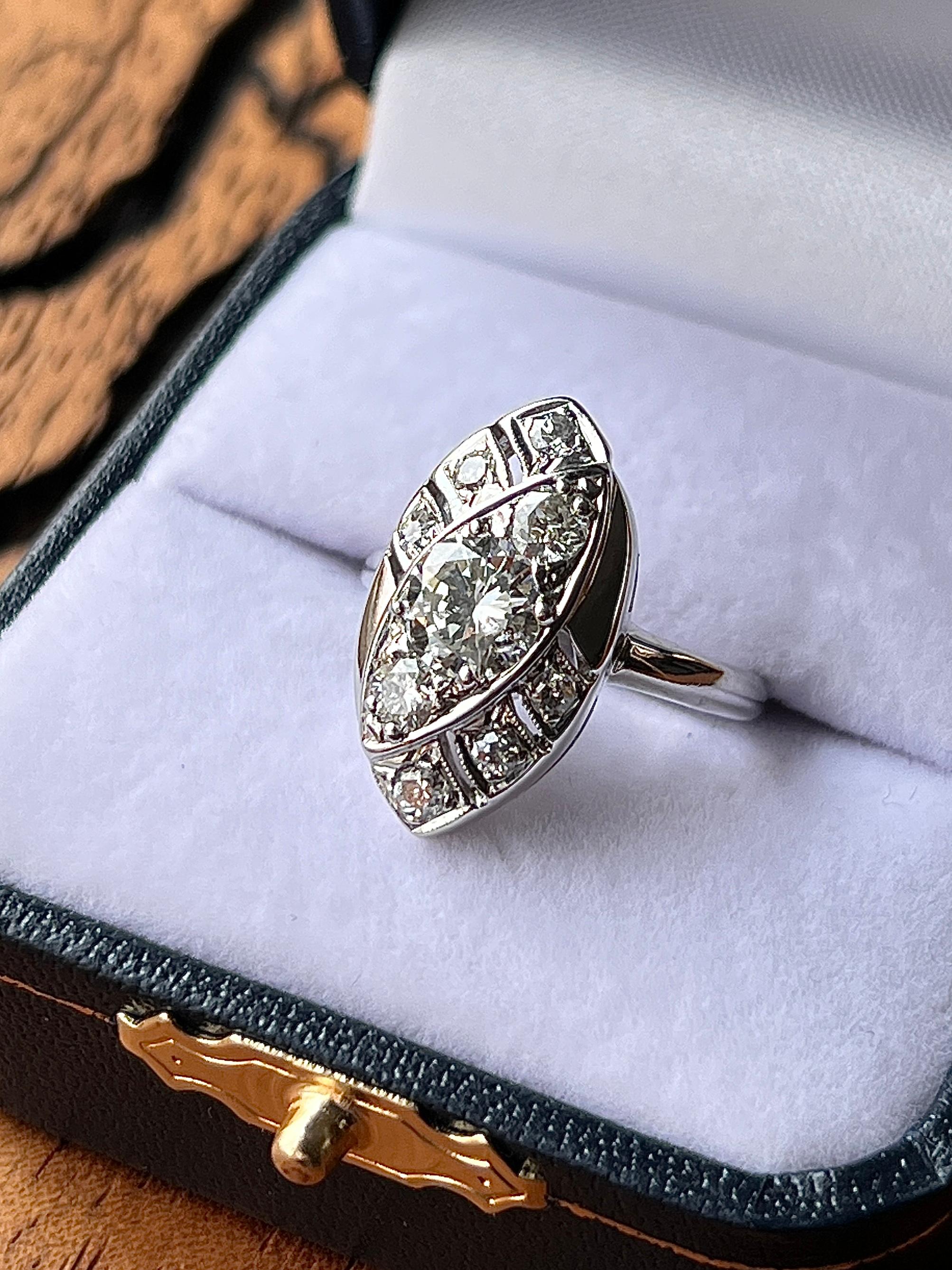 Ein Ring aus 14 Karat Weißgold in Form einer Navette, circa 1950er Jahre, mit einem Diamanten im Übergangsschliff mit einem Gewicht von etwa 0,80 Karat, Farbe H und Reinheit SI2. Akzentuiert durch acht runde Diamanten in einer charmanten Mischung