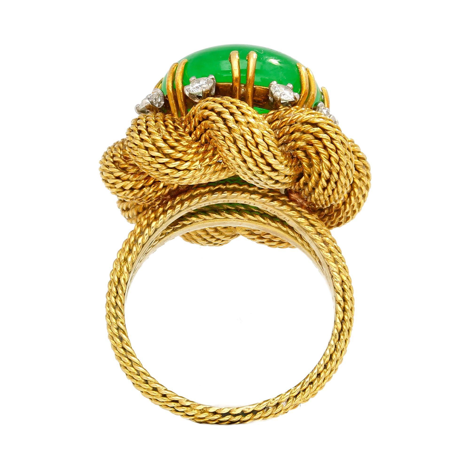 Anello floreale d'epoca in giadeite di tipo A non trattata da 13,32 carati con filo d'oro curvo. Timbro Made In France. Probabilmente è stato realizzato nell'epoca Retro-Art Deco.

Questo splendido anello vintage mette in mostra un lussureggiante