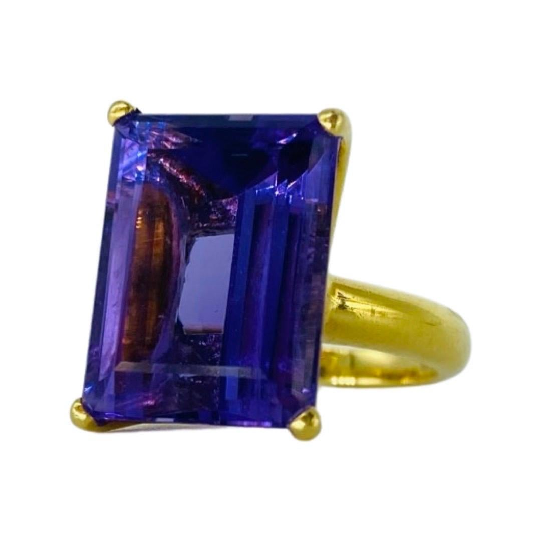 Vintage 13.36 Carat Amethyst Step Cut Cocktail Ring 18k.
Very elegant ring featuring Amethyst measuring approx 16mm X 12mm X 10.5mm for total carat of 13.36
The ring is made of 18 karat gold and is a size 6
The ring weights 9.7 grams
