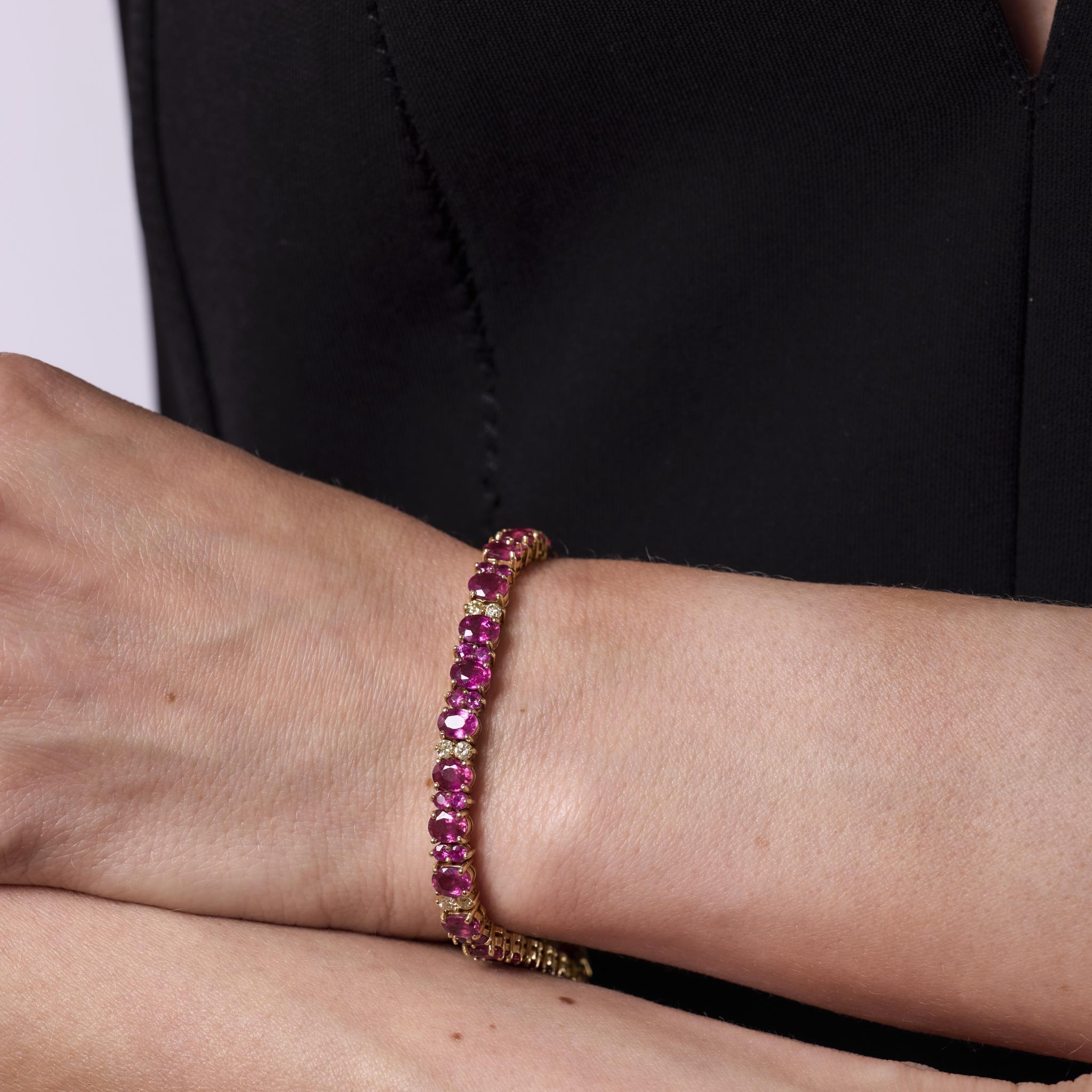Vintage 13.45 carat total weight ruby diamond 14k yellow gold tennis bracelet im Zustand „Gut“ im Angebot in Beverly Hills, CA
