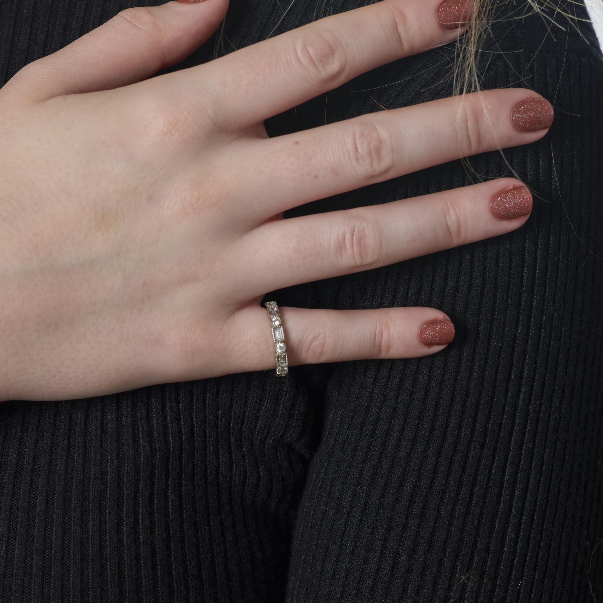 Cette bague vintage en or blanc 14k des années 2000 rayonne d'éclat avec neuf diamants ronds de taille brillant et huit diamants de taille baguette totalisant environ 1,35 carats. Le mélange des formes crée un jeu saisissant de feu et de géométrie,