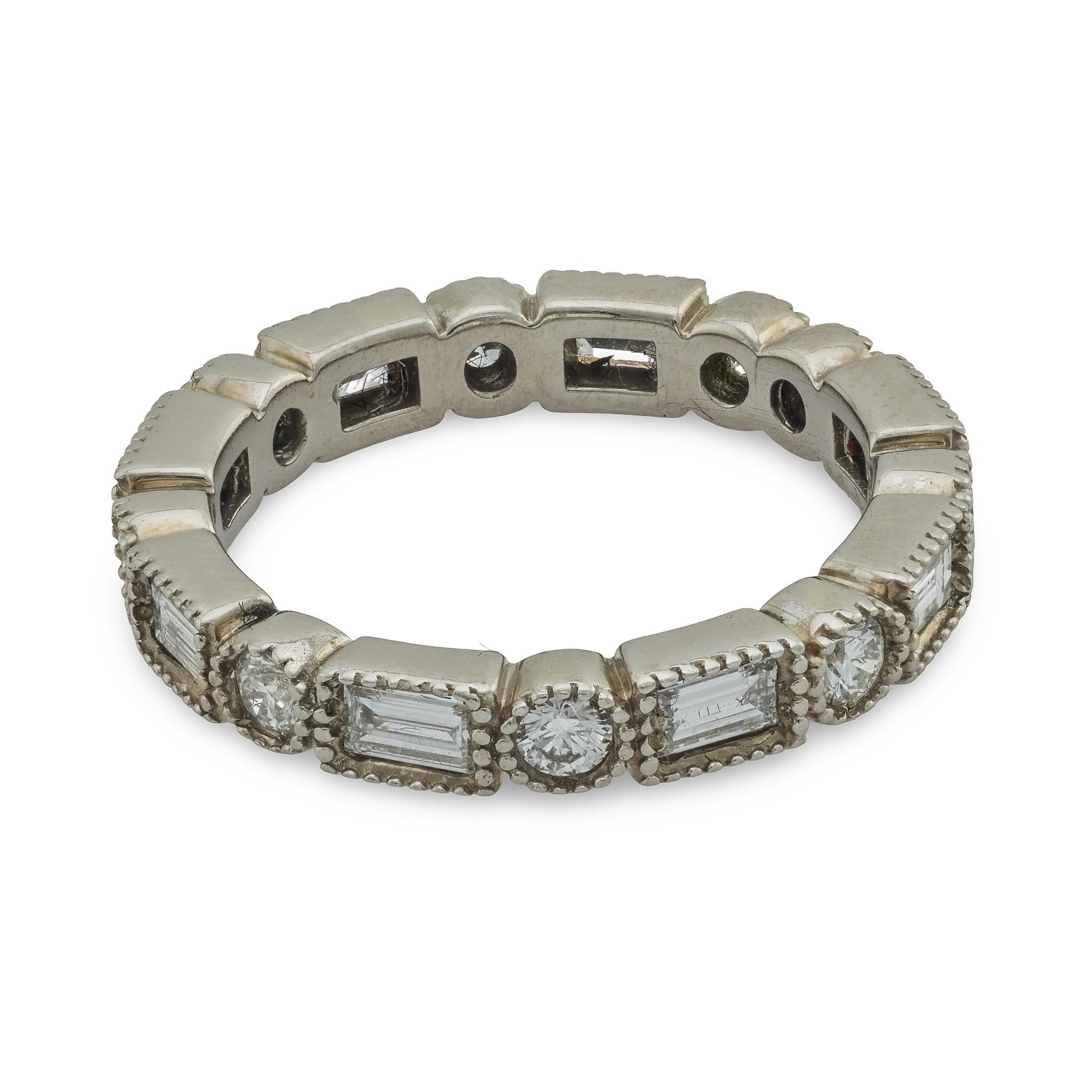 Vintage 1.35 carat diamant rond et baguette bracelet d'éternité en or blanc 14k Bon état - En vente à Beverly Hills, CA