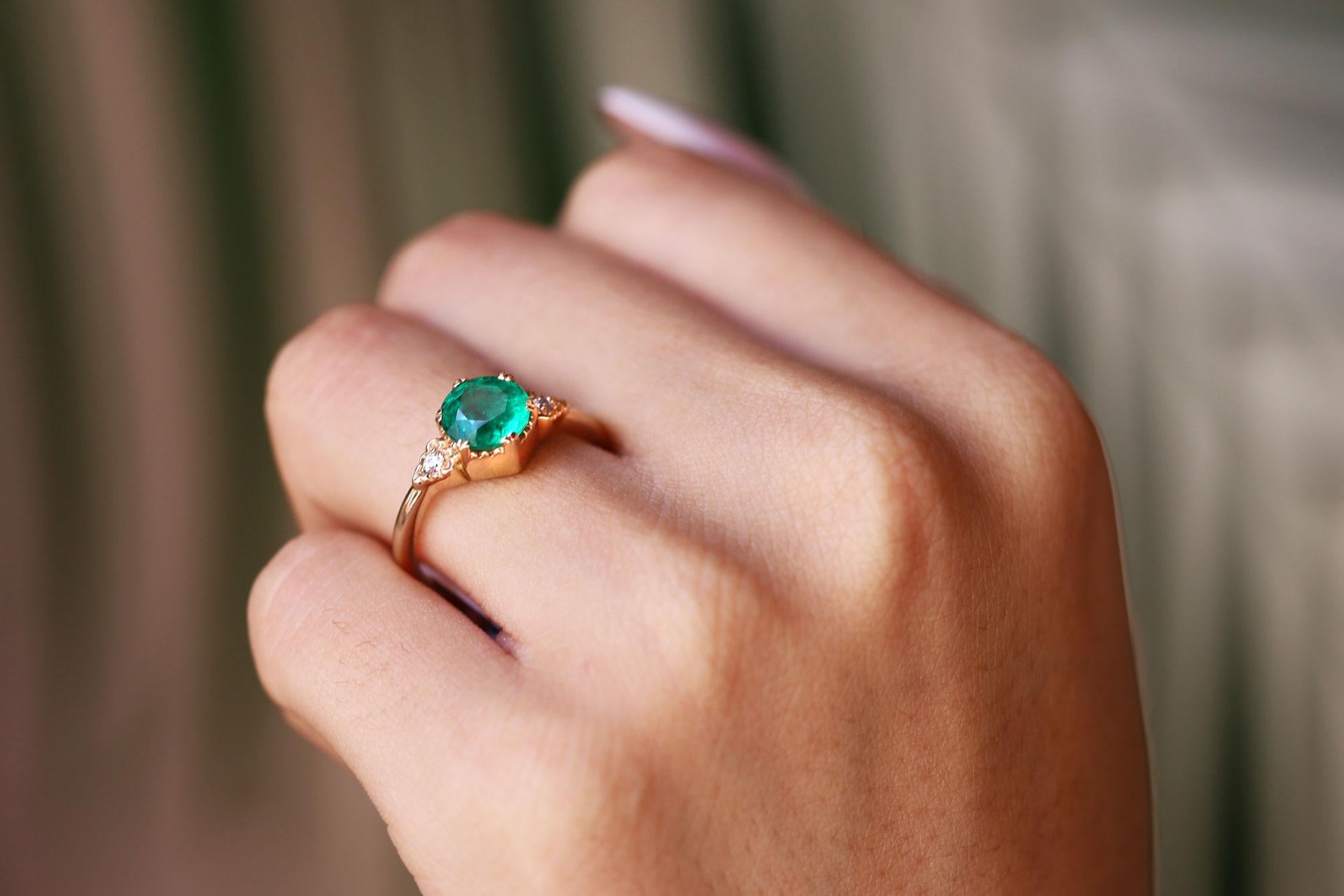 Der Verlobungsring Los Feliz aus 18 Karat Gelbgold mit Smaragd ist ein bezauberndes Vintage-Erbstück aus den 1930er Jahren. Im Mittelpunkt steht ein selten gesehener runder Smaragd, der in einem satten Grün erstrahlt und in einer unverwechselbaren