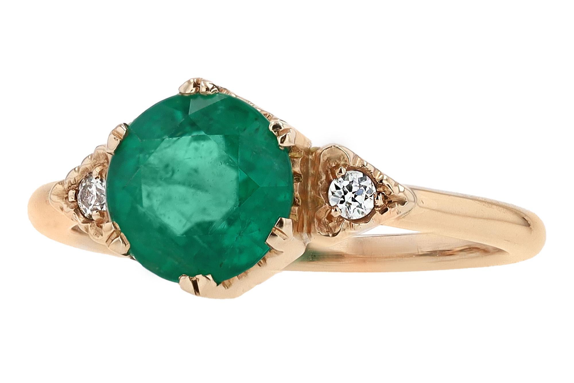 Verlobungsring aus Gelbgold mit 1,35 Karat rundem Smaragd und Gelbgold Trilogy (Art déco) im Angebot