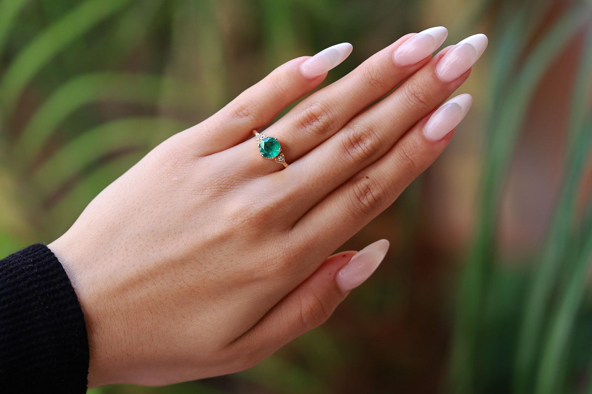 Verlobungsring aus Gelbgold mit 1,35 Karat rundem Smaragd und Gelbgold Trilogy (Rundschliff) im Angebot
