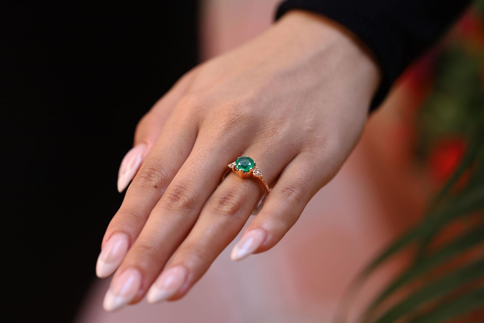 Verlobungsring aus Gelbgold mit 1,35 Karat rundem Smaragd und Gelbgold Trilogy im Zustand „Gut“ im Angebot in Santa Barbara, CA