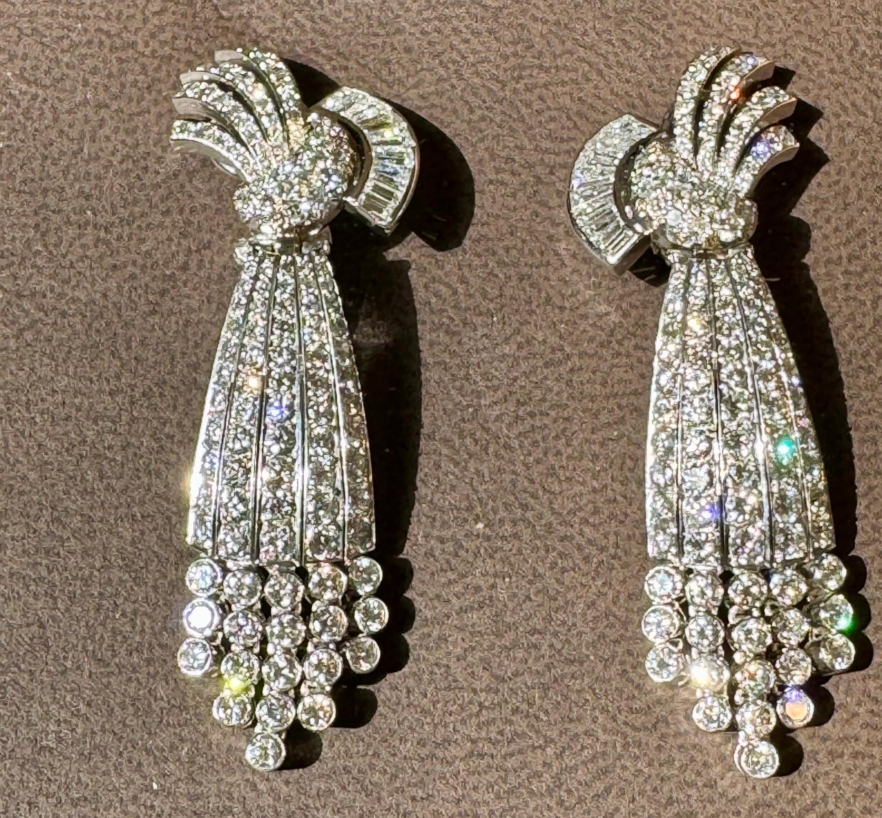 **Pendientes colgantes de platino con diamantes redondos y baguette de 13,5 qt de época**

Estos exquisitos pendientes pesan 23 gramos y están fabricados en lujoso platino. Con 16 diamantes baguette y 236 diamantes redondos, el peso total de los