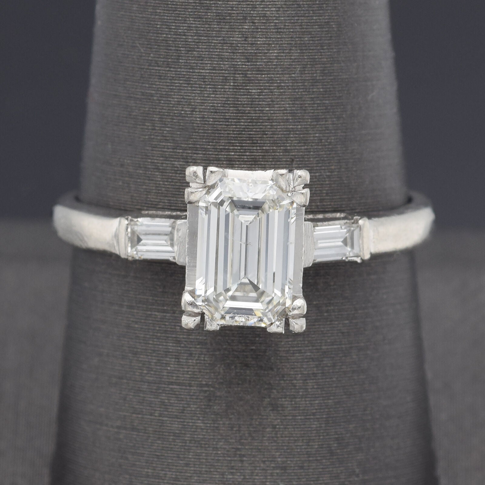 Peso: 4.7 grammi
A. Stone: Circa 1,35 TCW (1,15 ct centrale e 0,10 ct laterali) G/H SI  Diamanti
Faccia dell'anello: 14,0 x 9,2 x 6,5 mm
Misura dell'anello: 9,5
Marchio di garanzia: 10%Irid.Plat

Articolo #:BR-842-121722-05