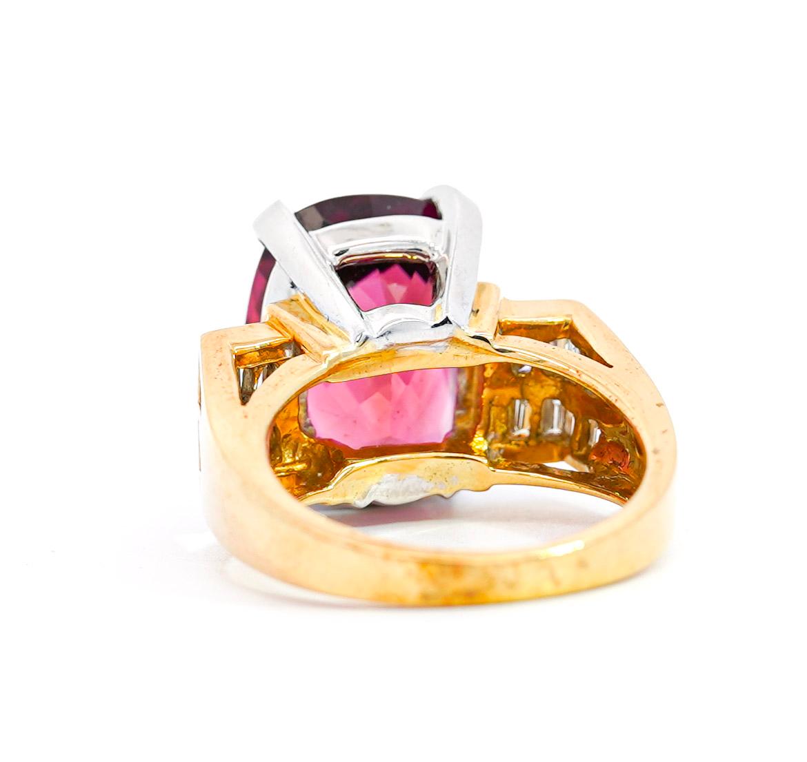 Vintage 13,50 Karat GIA lila-Rosafarbener Turmalin und Diamantring aus 18 Karat & Platin mit Diamanten (Kissenschliff) im Angebot