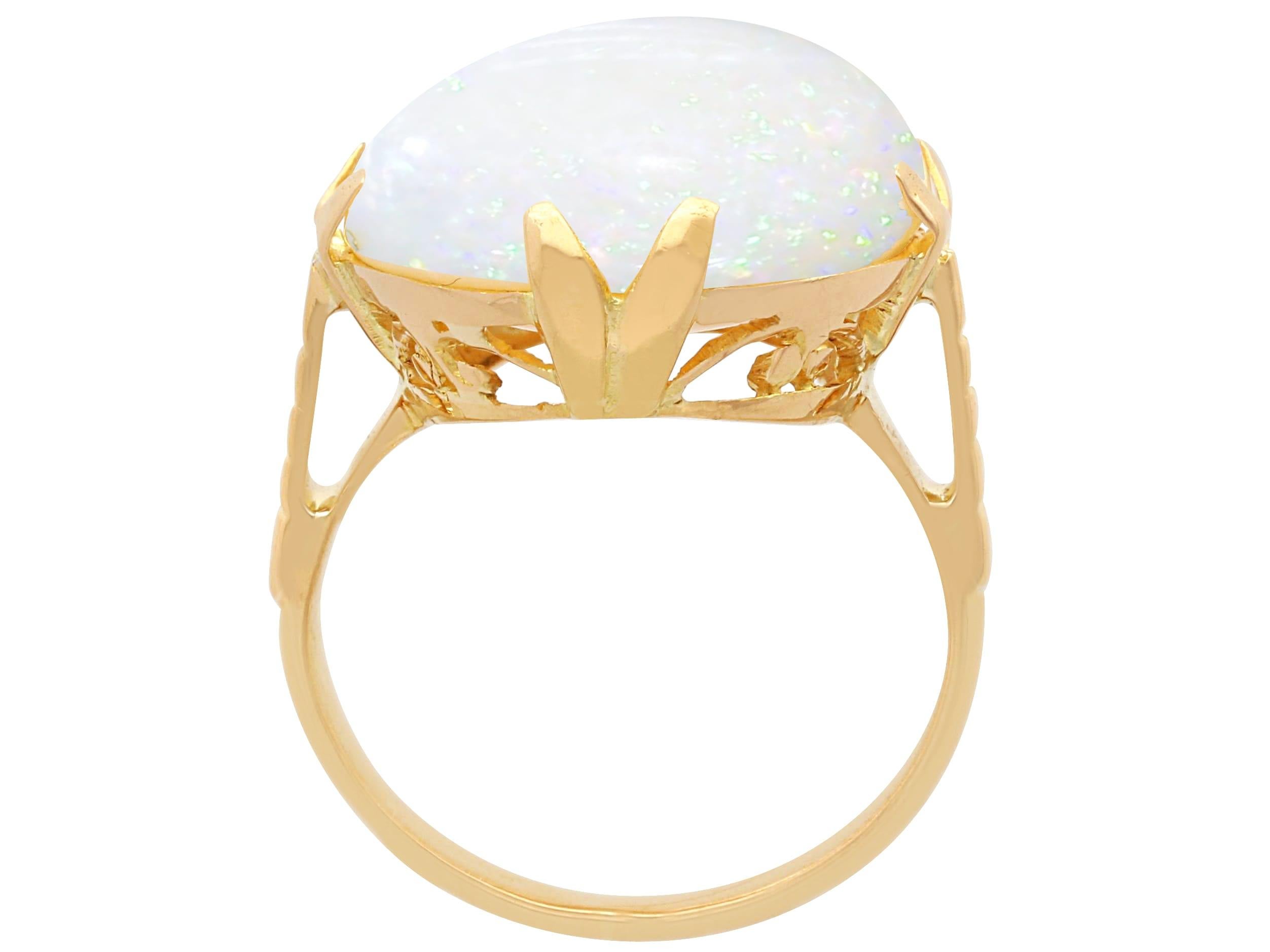 Women's or Men's Vintage 13.50 Carat Opal and 20k Yellow Gold Ring For Sale