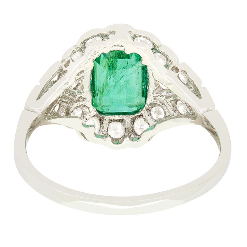 Vintage 1,35 Karat Smaragd- und Diamant-Cluster-Ring, ca. 1970er Jahre im Zustand „Gut“ im Angebot in London, GB