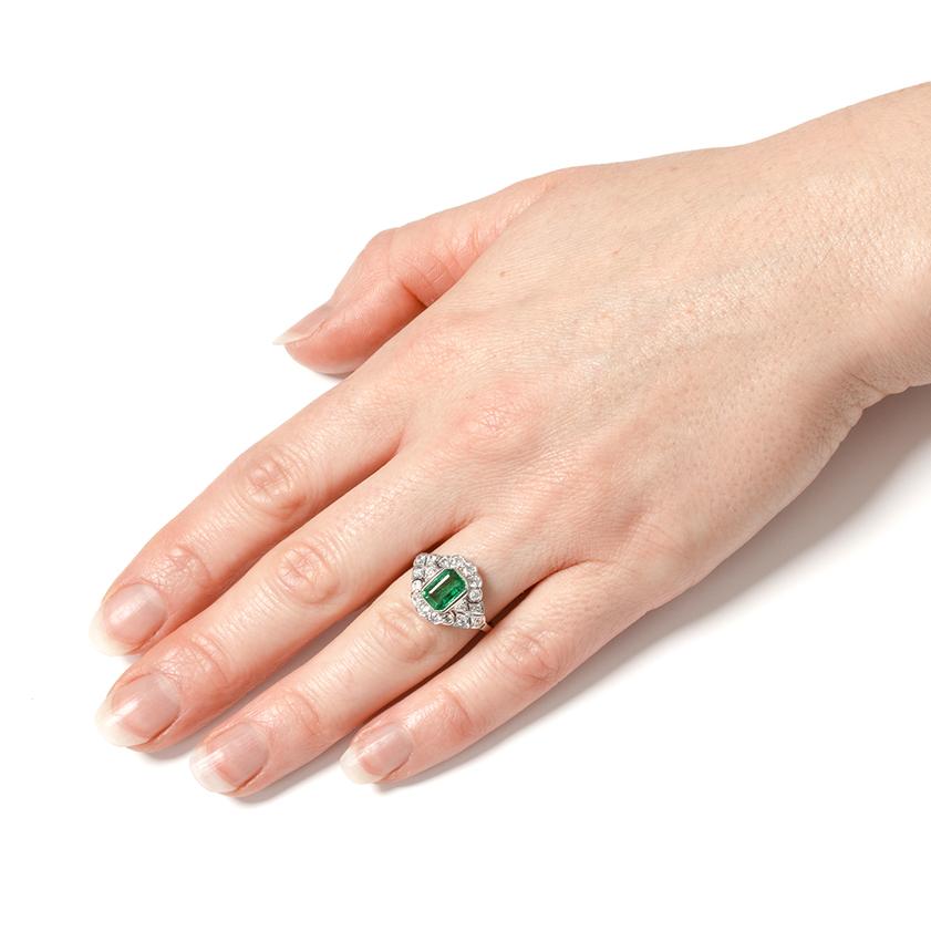 Vintage 1,35 Karat Smaragd- und Diamant-Cluster-Ring, ca. 1970er Jahre für Damen oder Herren im Angebot