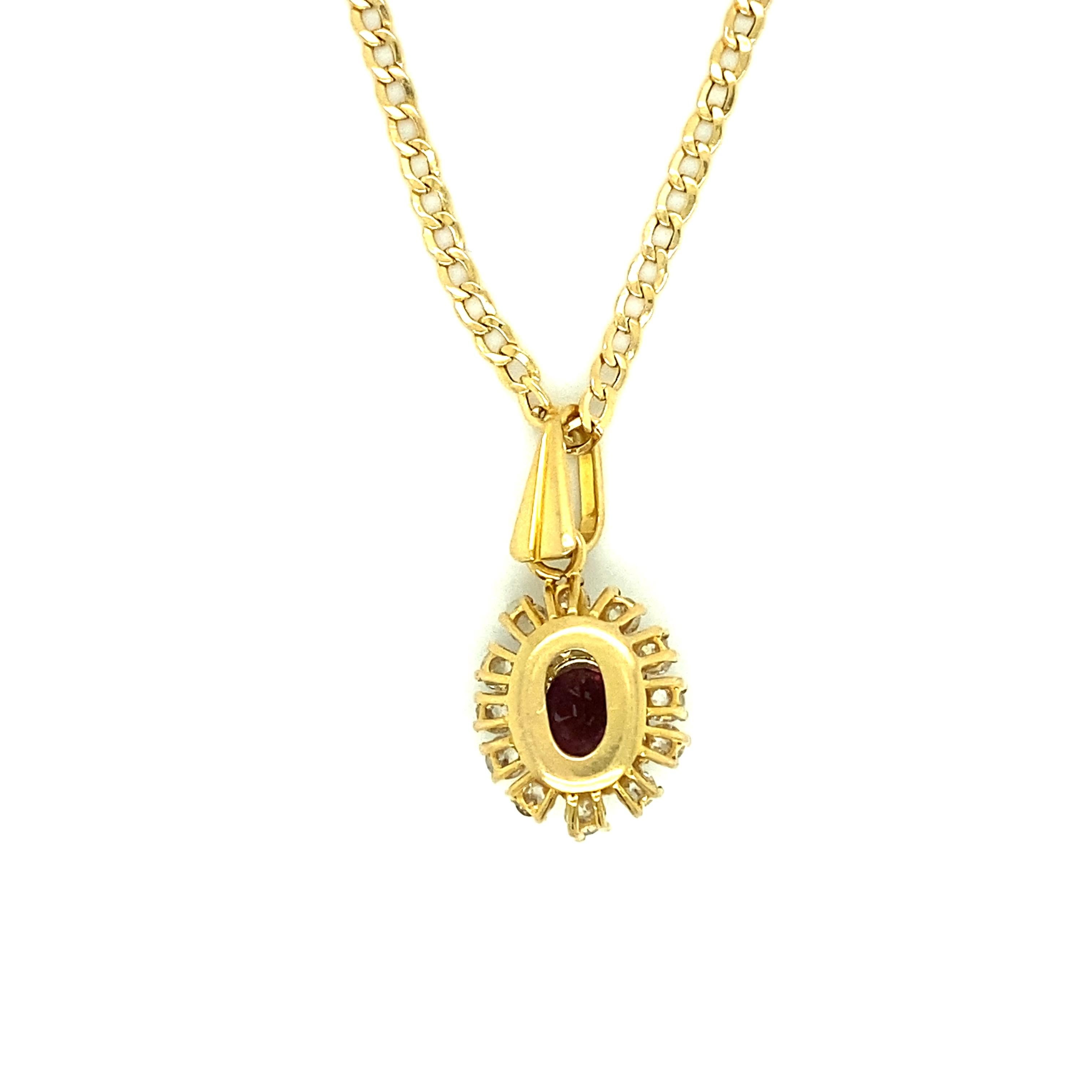 Se ofrece aquí un colgante vintage de oro amarillo de 18 quilates centrado con un rubí rojo vivo natural extraído de la tierra de Tailandia  con un peso de 1,37 ct, de excelente calidad, enmarcado con 12 diamantes naturales de talla europea antigua