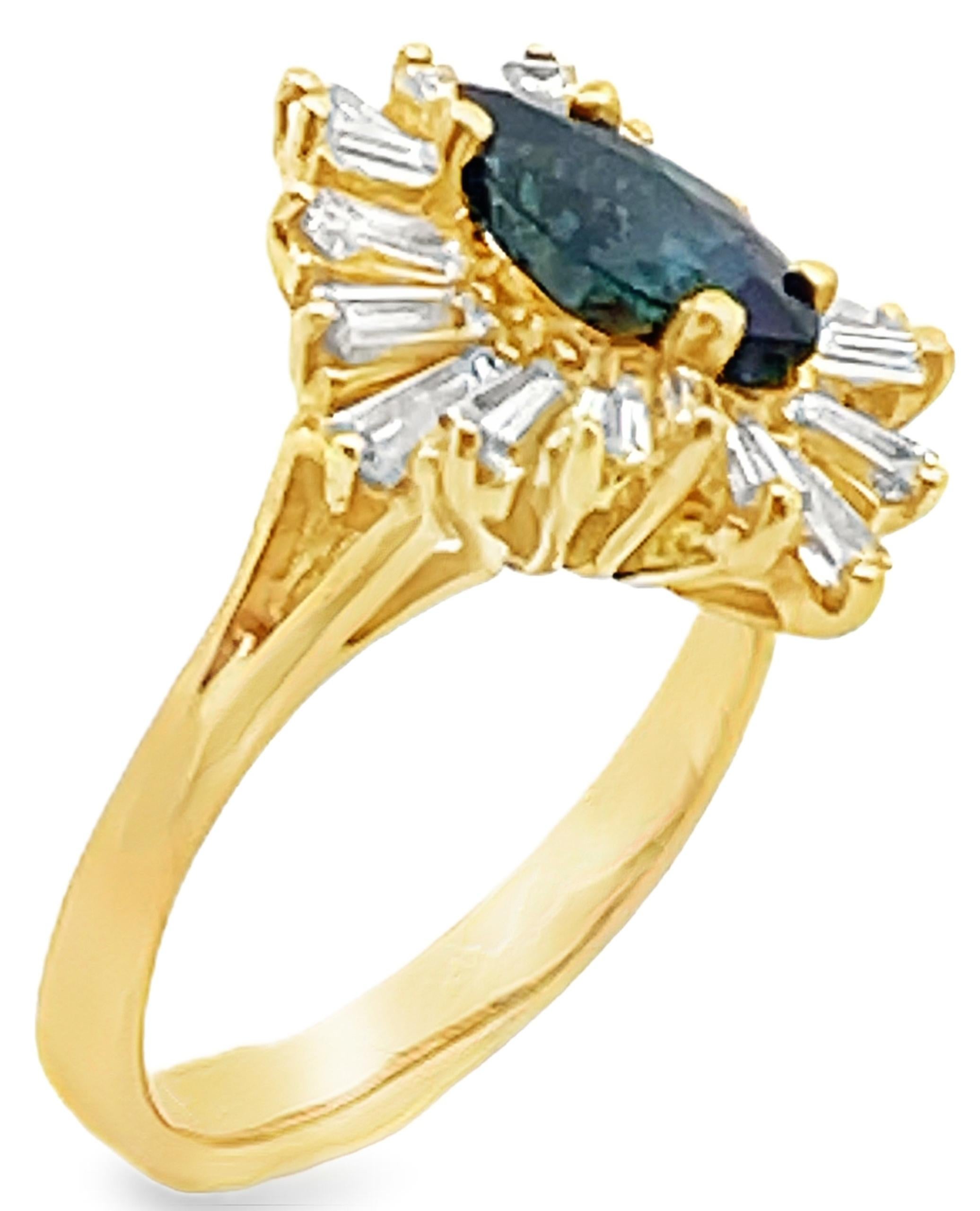 Anello vintage in oro giallo 18 carati con uno zaffiro marquise di 1,38 carati e diamanti baguette per un totale di 1,35 carati.

La misura delle dita è 6, ma può essere aumentata o diminuita fino a 2 taglie.

I video e le immagini sono inclusi in