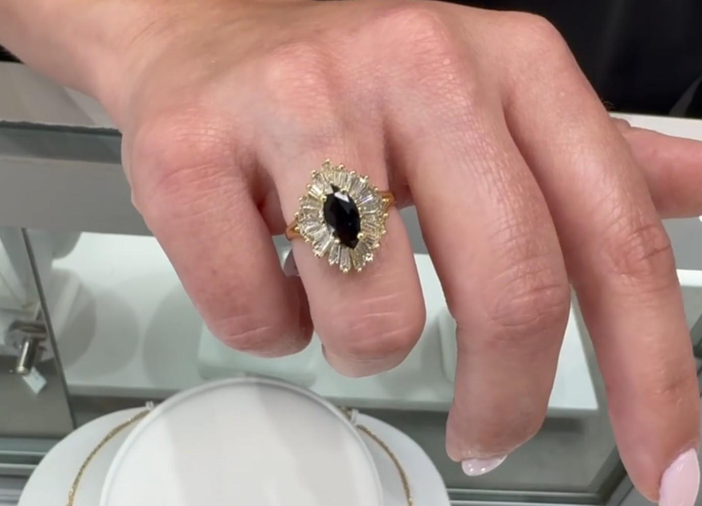 Anello vintage con zaffiro marquise da 1,38 carati e diamanti a raggiera baguette da 1,35 carati in vendita 1