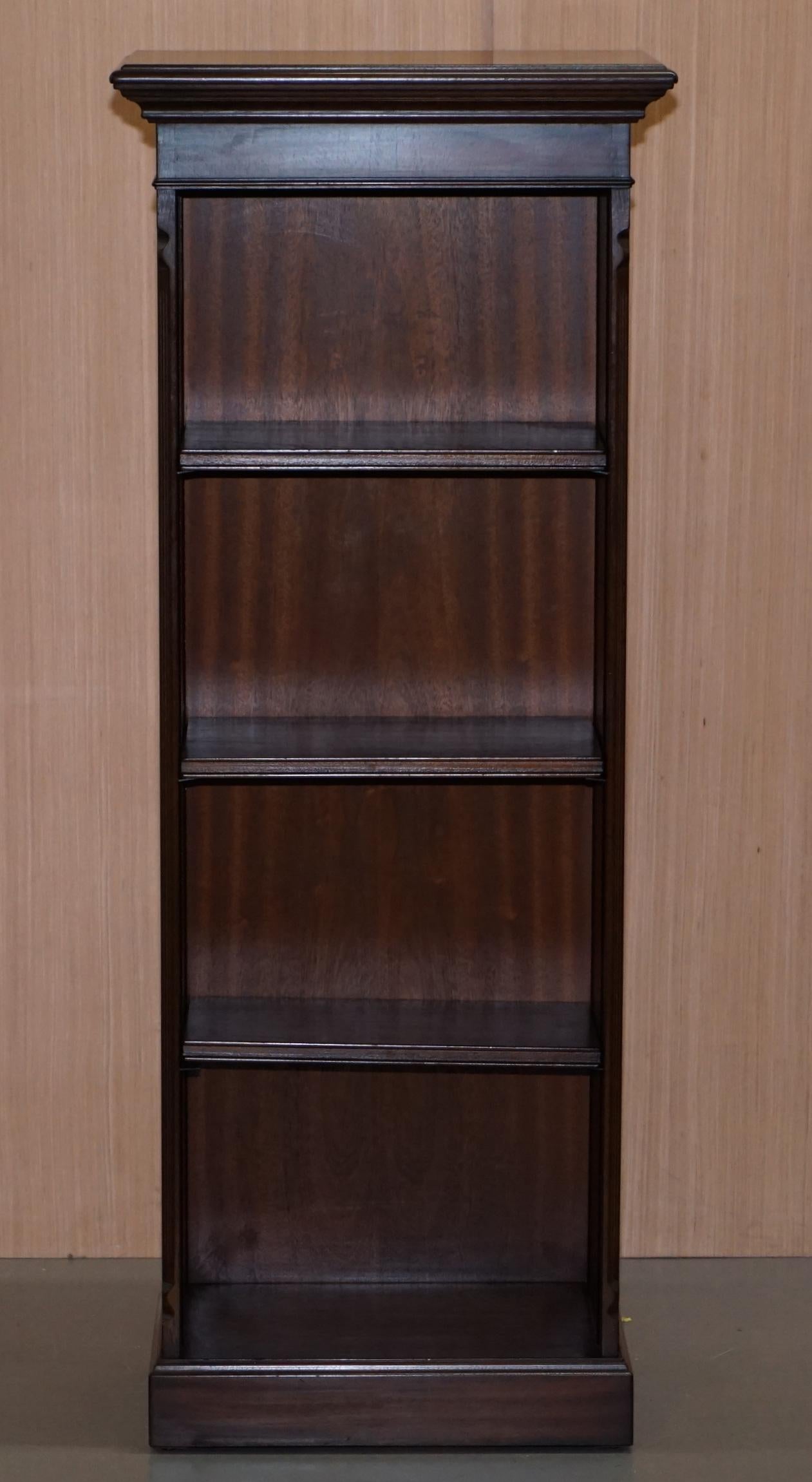 We are delighted to offer for sale this lovely good sized mahogany bookcase with height adjustable shelves

A very good looking and decorative functional library bookcase, pictured with three shelves however there are four in total

We have