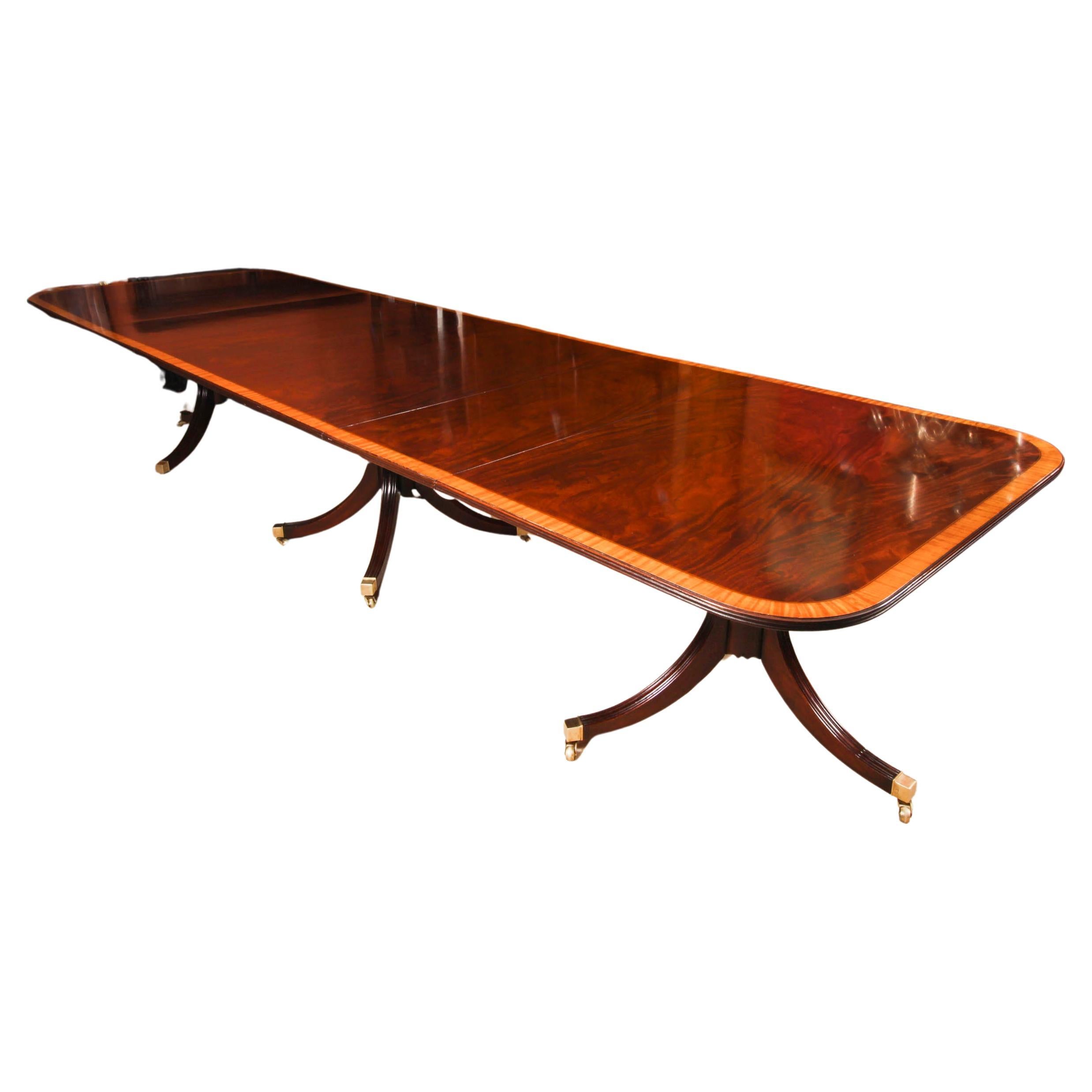 Table de salle à manger vintage de style néo-Régence de 13 pieds à bandes croisées 20ème siècle en vente