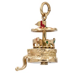 Vintage-Anhänger in Form eines Karussells aus 13-karätigem Gelbgold und Emaille mit Aufzug