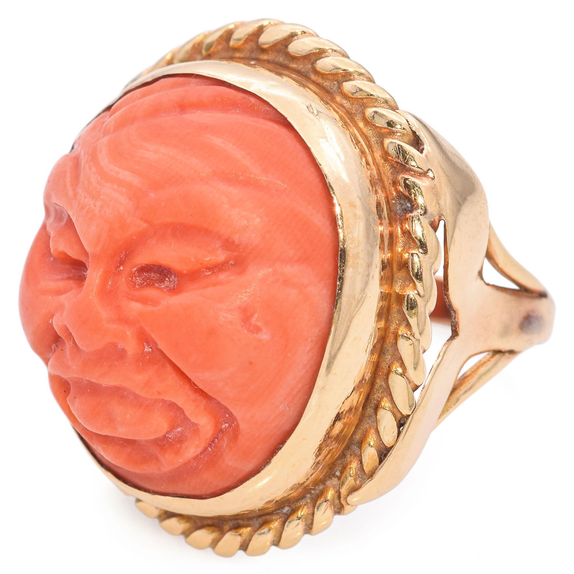 Cocktail-Ring aus 13 Karat Gelbgold mit geschnitztem Korallenkopf (Ungeschliffen) im Angebot