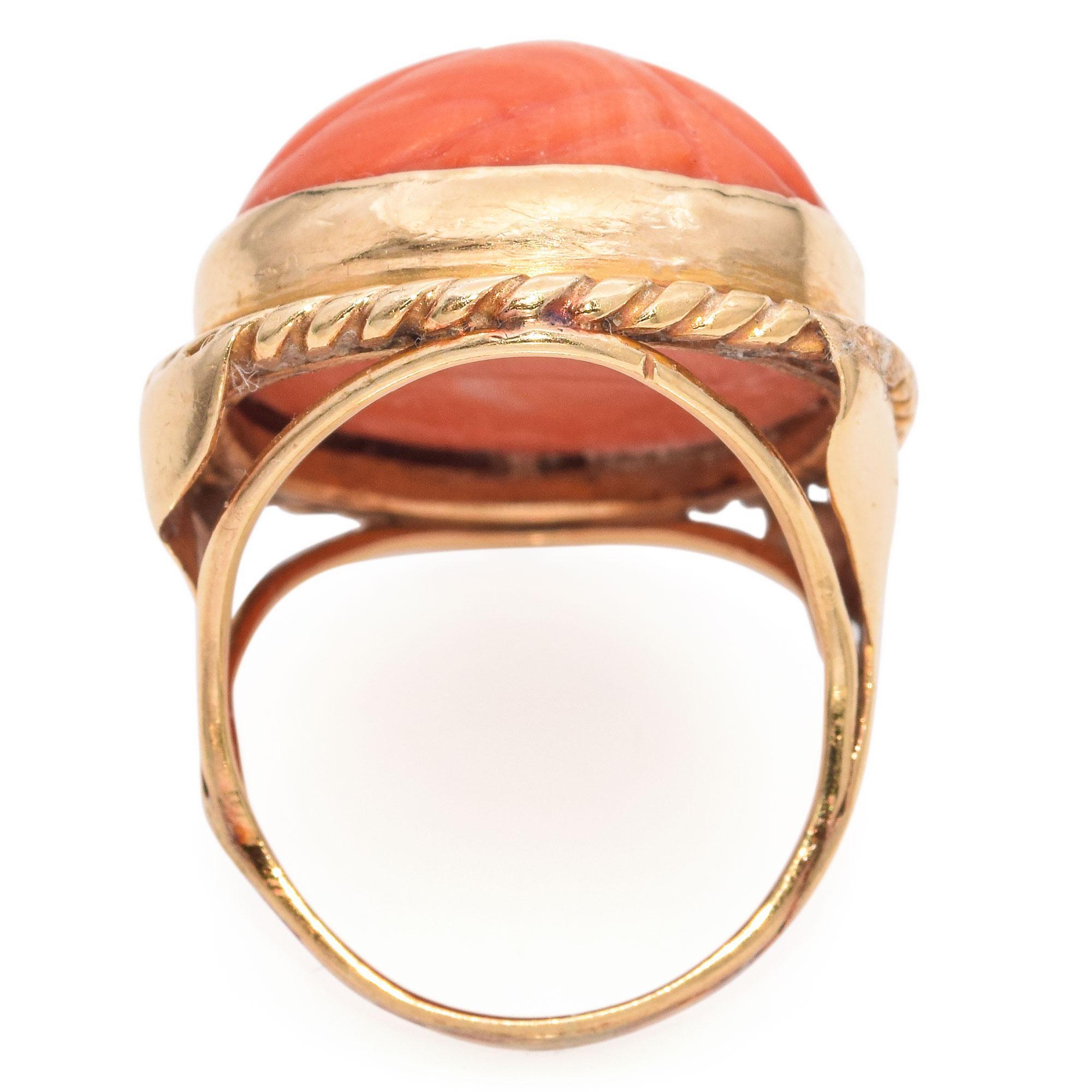 Cocktail-Ring aus 13 Karat Gelbgold mit geschnitztem Korallenkopf im Zustand „Gut“ im Angebot in New York, NY