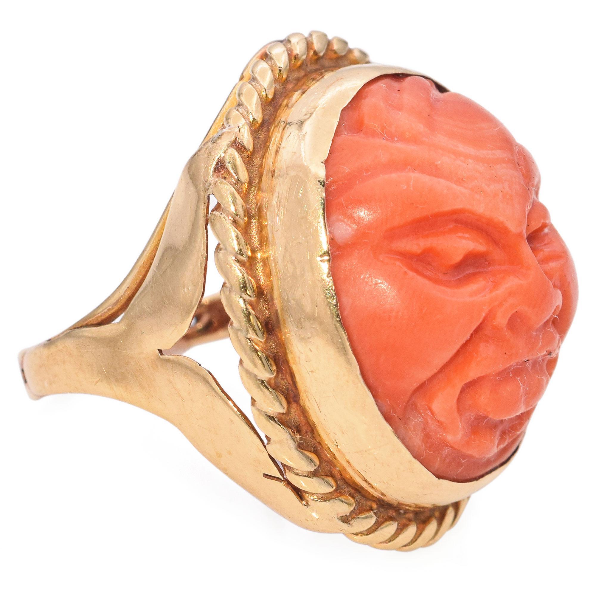 Cocktail-Ring aus 13 Karat Gelbgold mit geschnitztem Korallenkopf Damen im Angebot