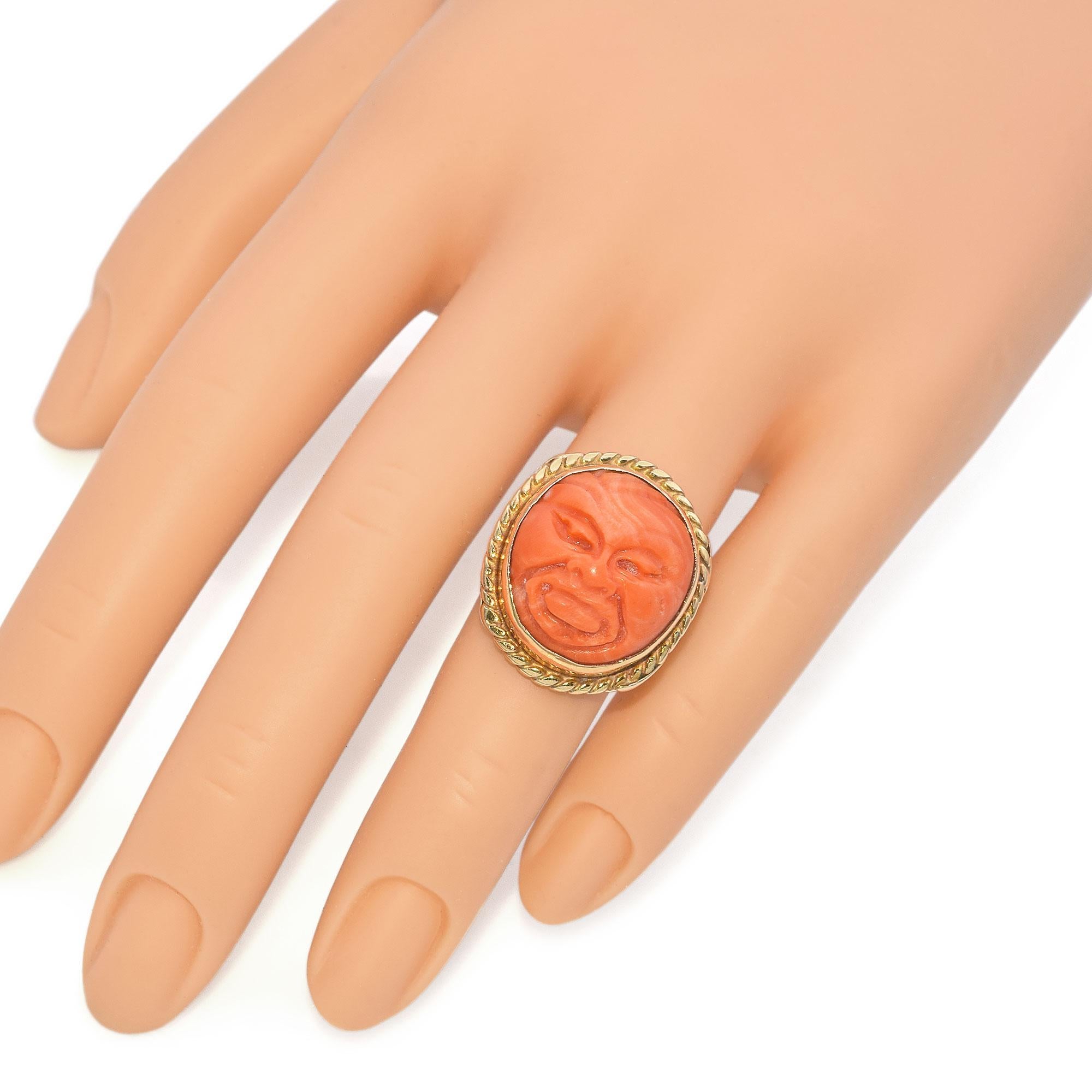 Cocktail-Ring aus 13 Karat Gelbgold mit geschnitztem Korallenkopf im Angebot 1