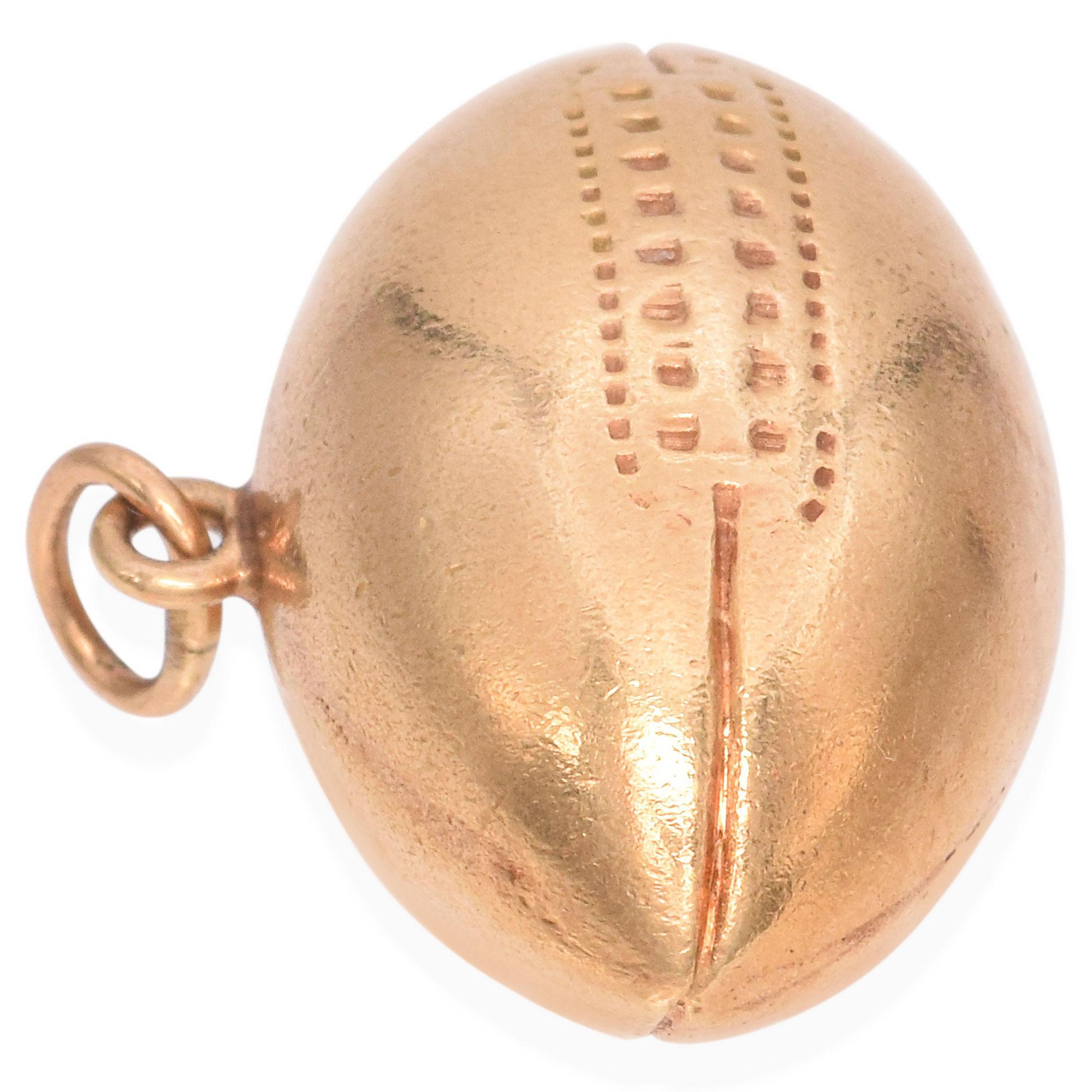 Pendentif en or jaune 13K avec breloque 3D en forme de ballon de football. Bon état - En vente à New York, NY