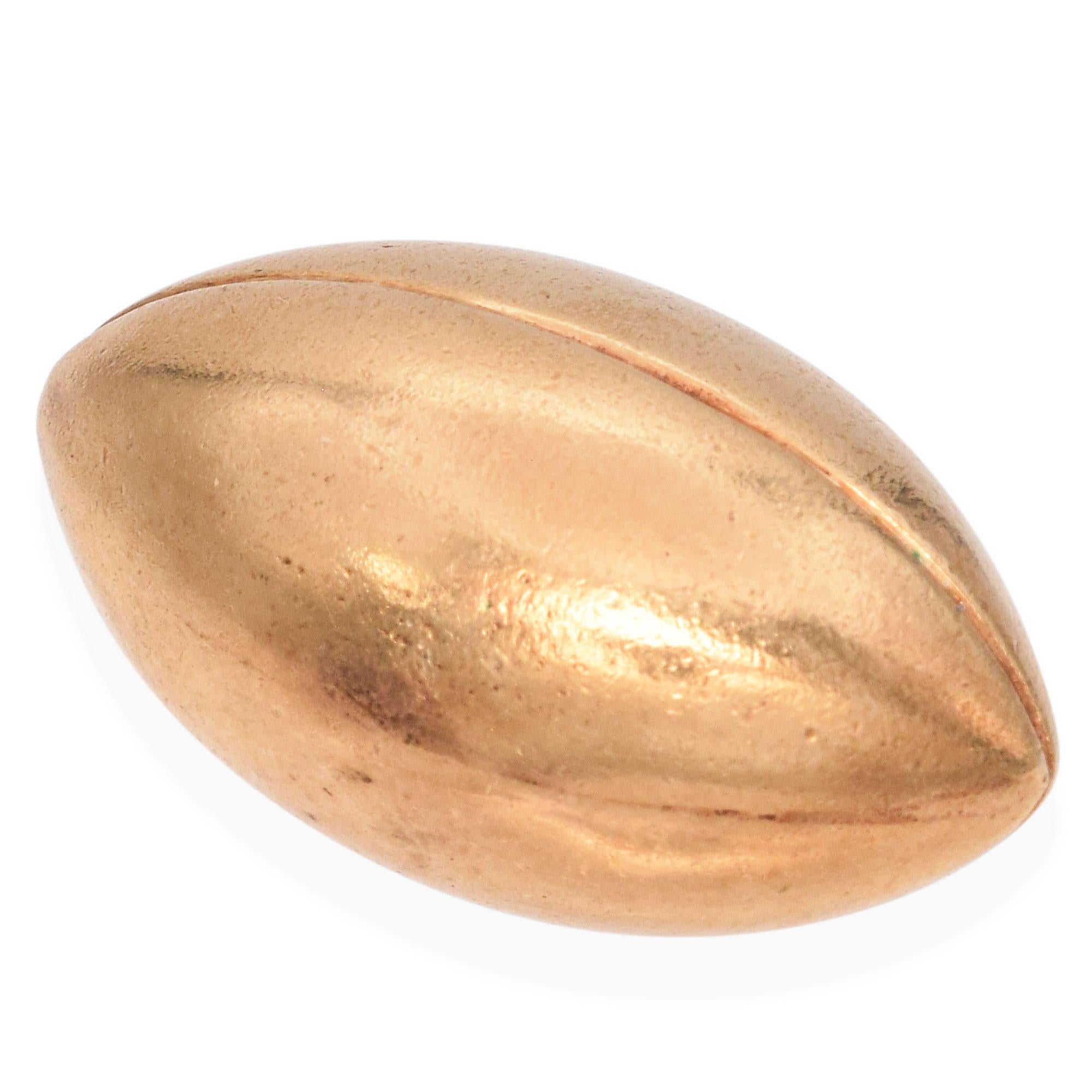 Pendentif en or jaune 13K avec breloque 3D en forme de ballon de football. Pour femmes en vente