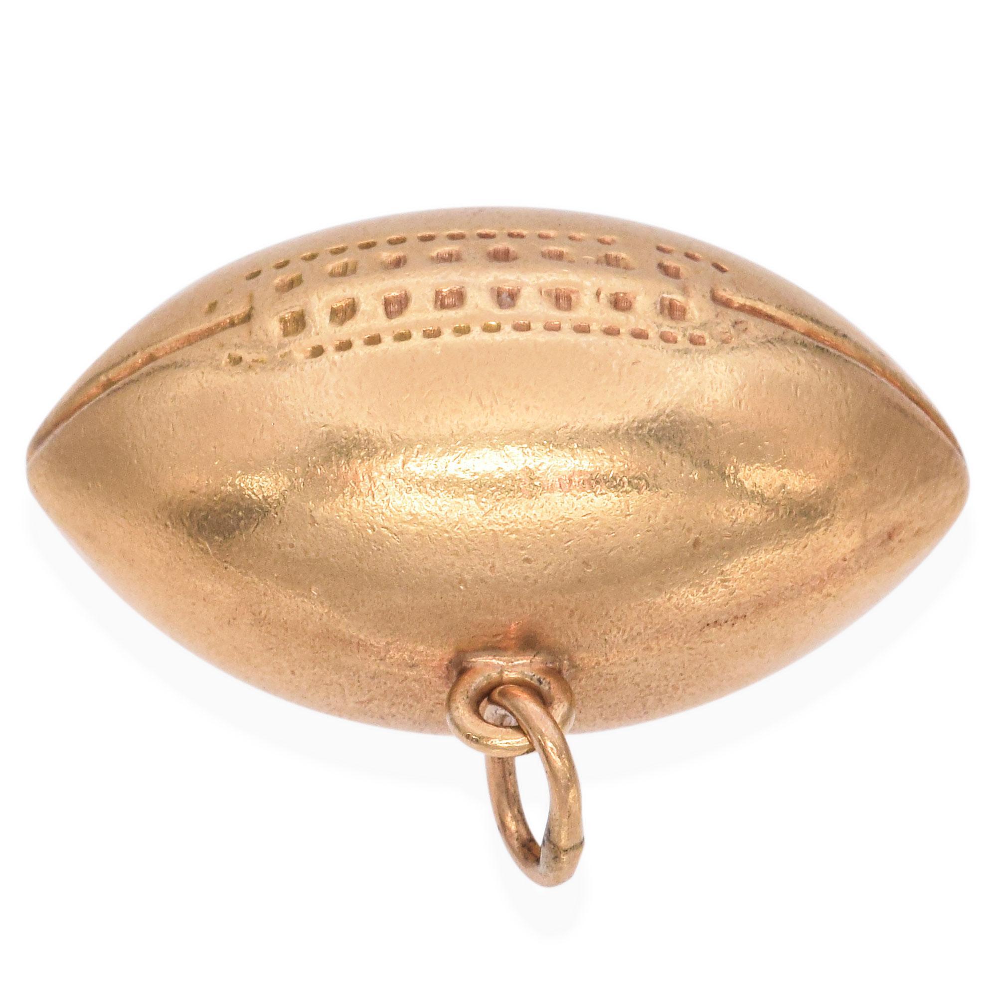 Pendentif en or jaune 13K avec breloque 3D en forme de ballon de football. en vente 1