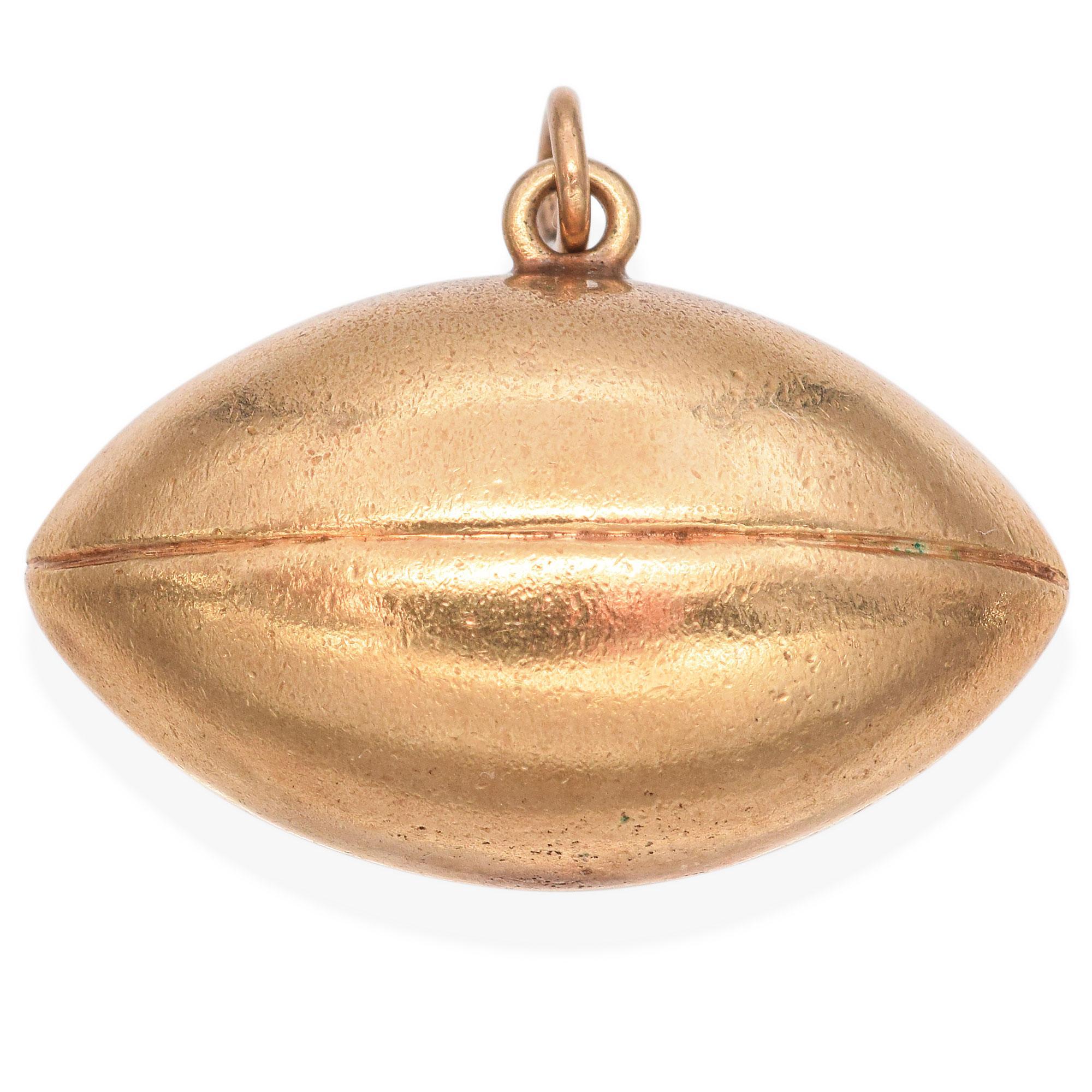 Pendentif en or jaune 13K avec breloque 3D en forme de ballon de football. en vente 2