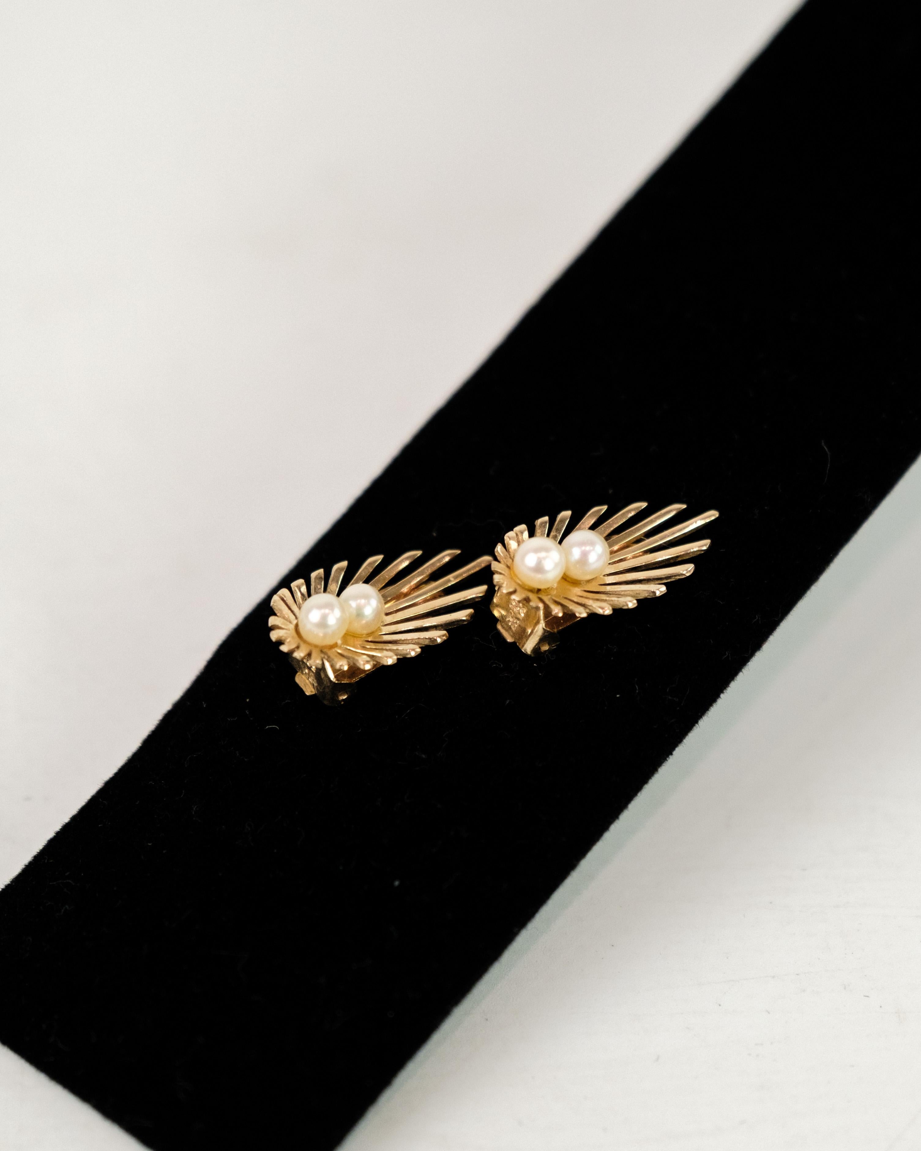 Vintage 14 carat ear clips stamped 585, bra designed by Bernhard Hertz - Copenhagen. The ear clips are adorned with two cultured pearls in the color delicate pink. Ear clips of very high quality.
Dimensions in cm: L: 2
Great condition

This