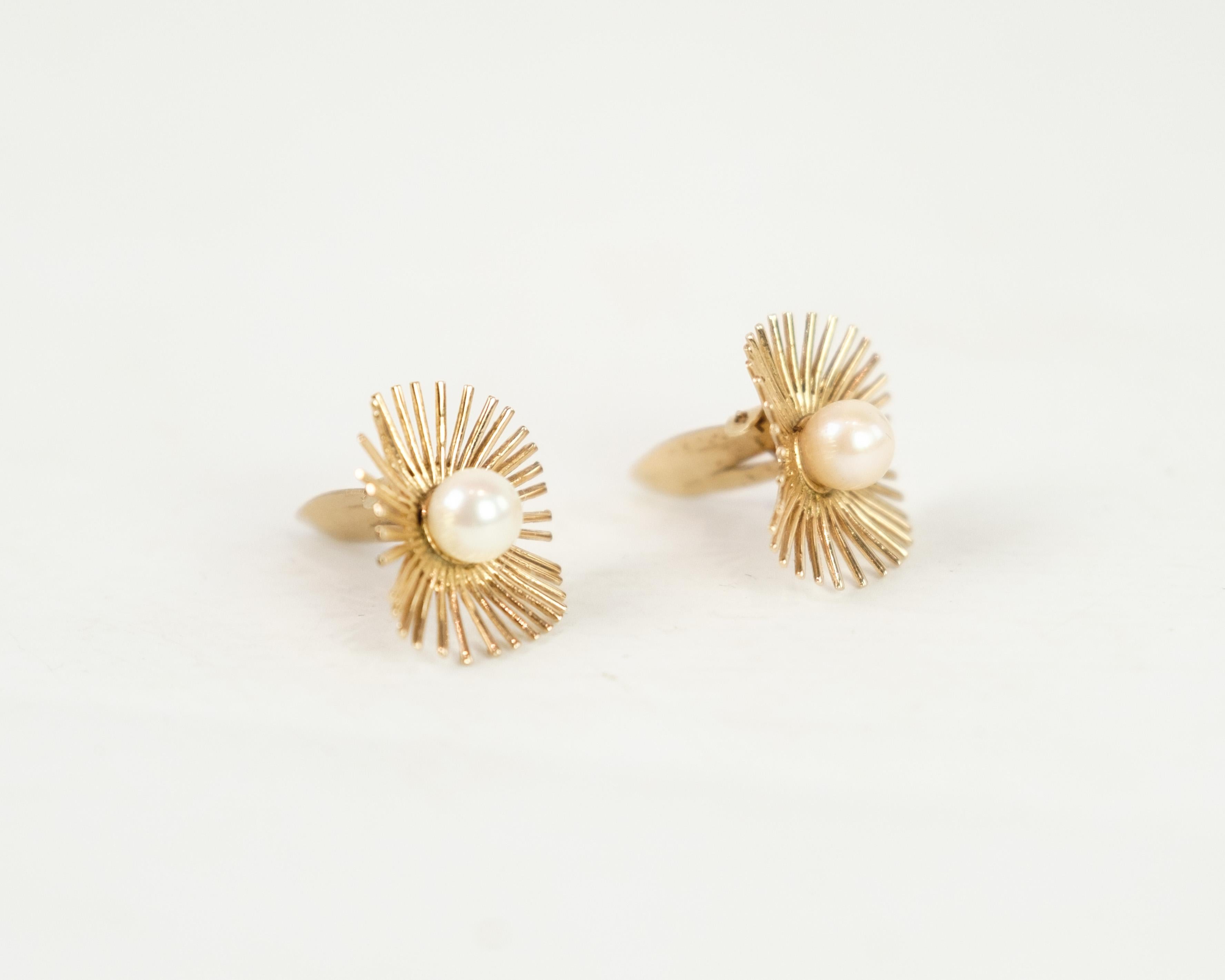 
These vintage ear clips, crafted from 14-carat gold and stamped with 
