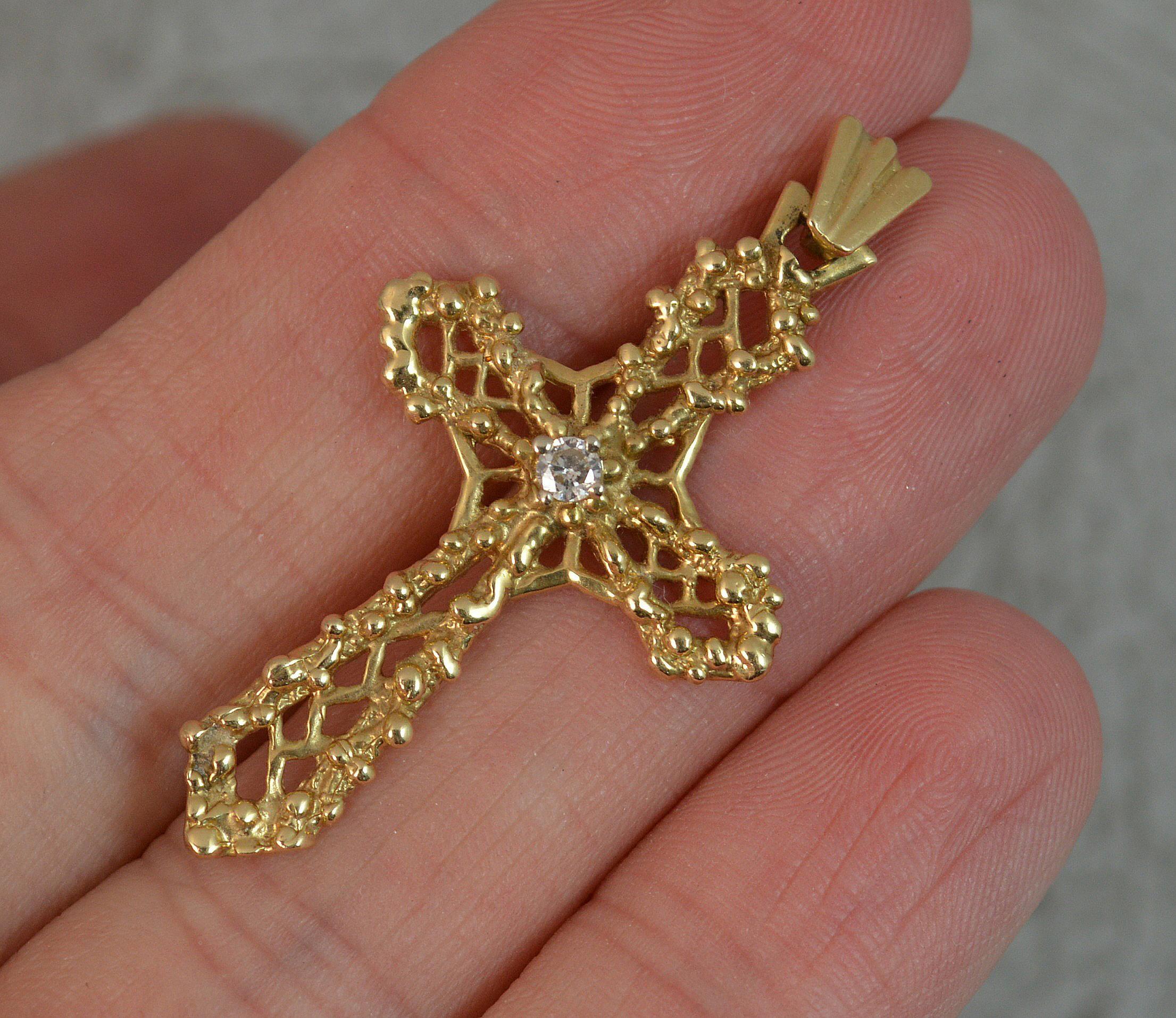 A ladies 14 carat gold cross. Pierced, natural design. Set with single round brilliant cut diamond to centre.

CONDITION ; Excellent. Well set diamond. Clean piece. Issue free. Please view photographs.
WEIGHT ; 3.4 grams
SIZE ; 22mm x 35mm approx