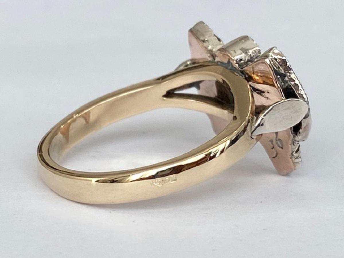 Vintage 14-Carat Yellow Gold & Silver Bow Ring with Rose-Cut Diamonds & Sapphire In Good Condition For Sale In AMSTERDAM, NL