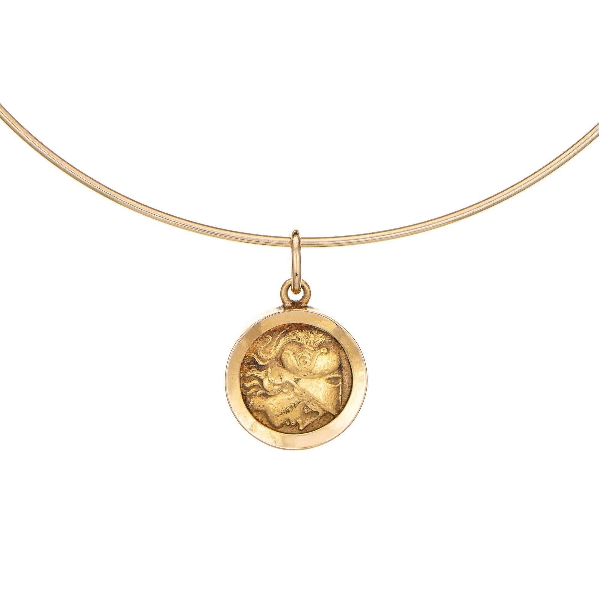 Stilvolle Halskette aus 14-karätigem Gelbgold mit einem Medaillon aus 24-karätigem Gold (ca. 1980er Jahre).

Die stilvolle Halskette ist 14 Zoll kurz und wir empfehlen Ihnen, Ihren Hals vor dem Kauf zu messen. Die Halskette wird mit einem Medaillon