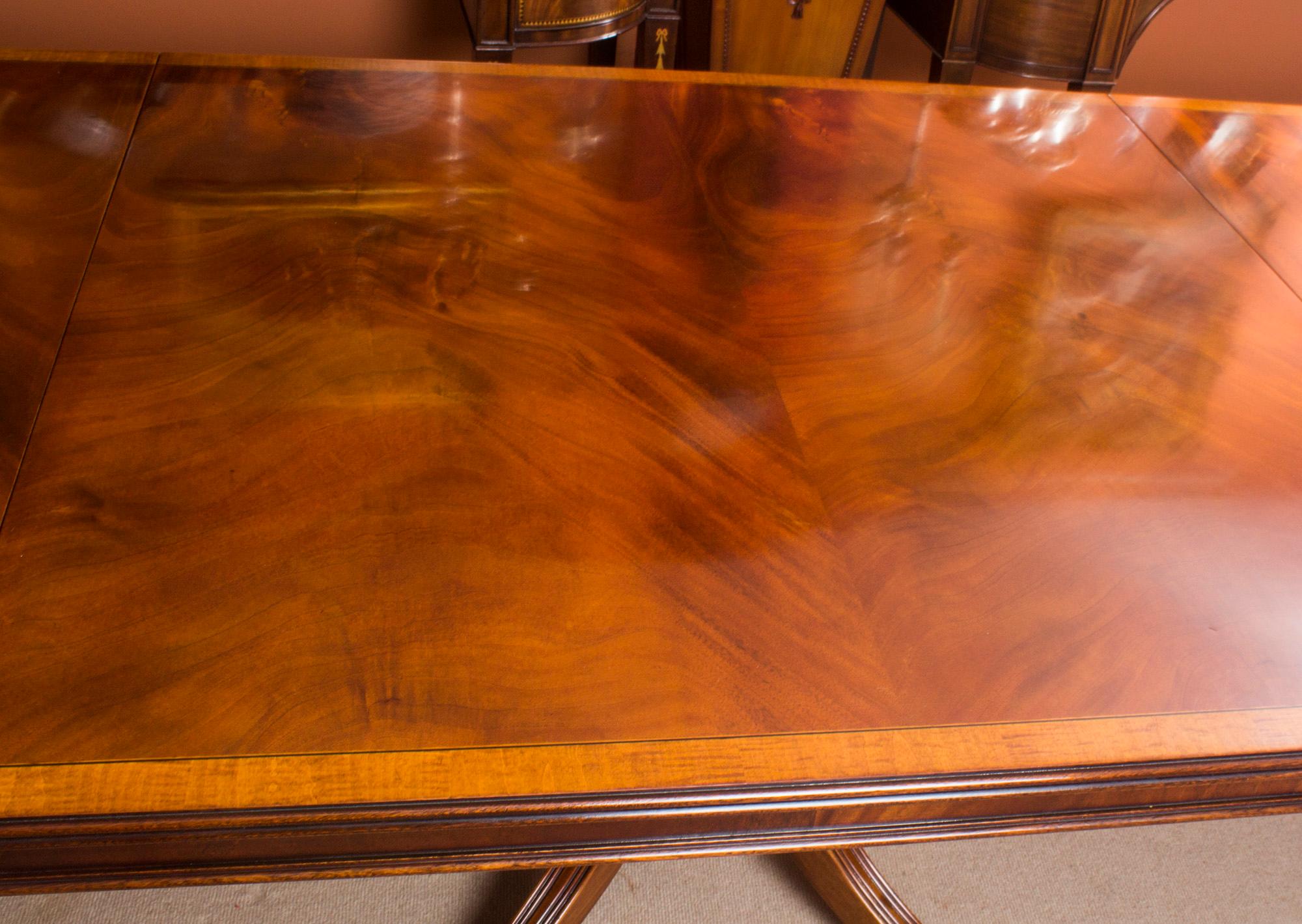 Table de salle à manger vintage de 14 pieds à trois piliers en acajou et 16 chaises 20ème siècle en vente 7