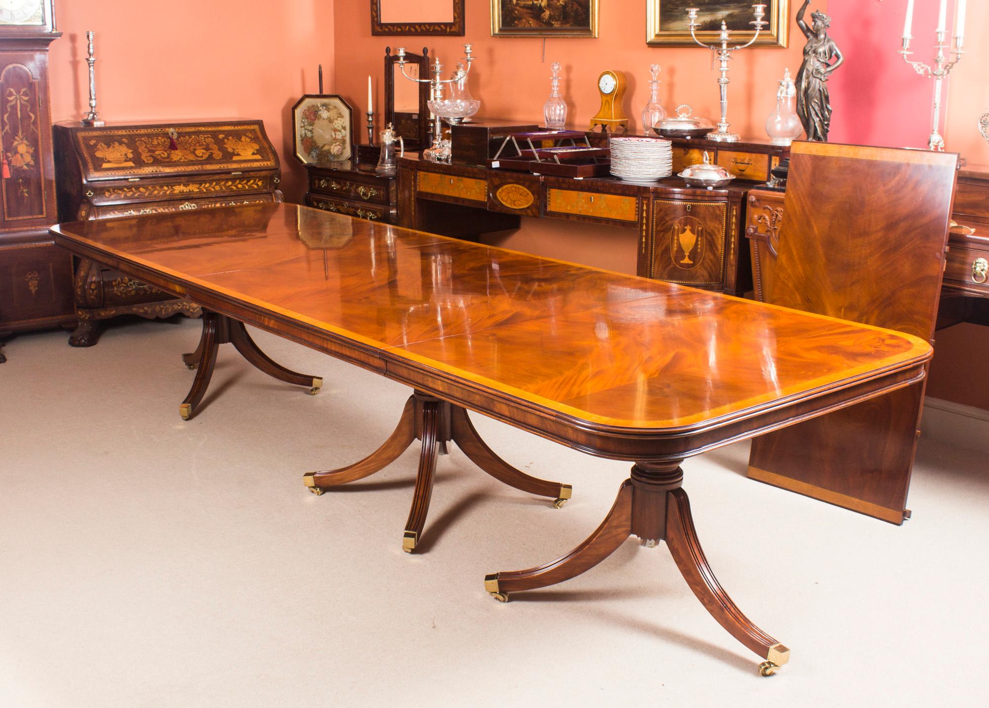 Table de salle à manger vintage de 14 pieds à trois piliers en acajou et 16 chaises 20ème siècle en vente 1
