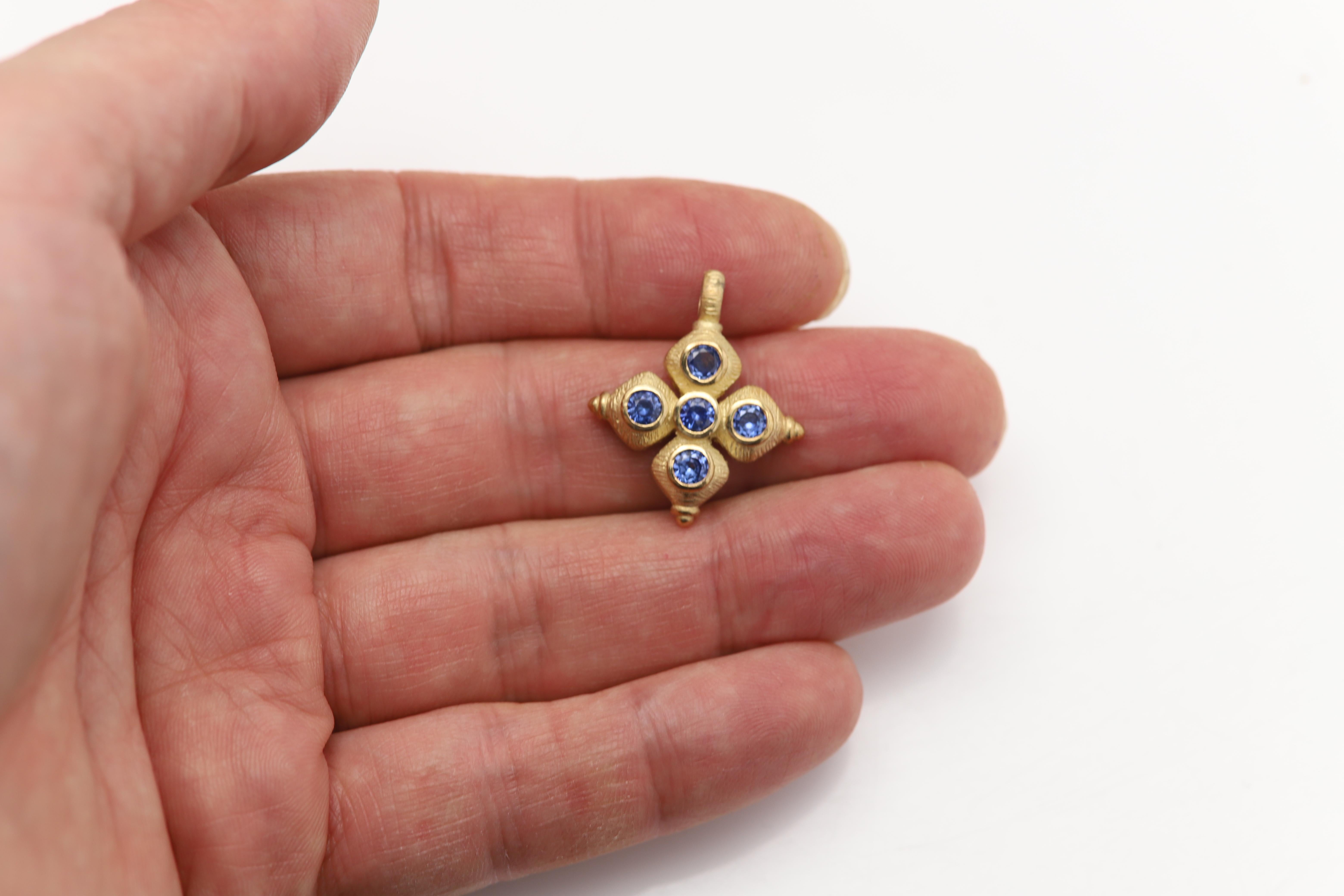 Vintage, aber nie benutzt, neuer Zustand.
Massiv 14k Gelbgold griechisches Kreuz
Gewicht ca. 5,20 Gramm
Natürlicher blauer Saphir ca. 1,25 Karat Hohe AAA-Qualität (jeder Stein ist ca. 4,0 mm groß)
Größe: ca. 1' Zoll (25 mm)
Die Rückseite ist